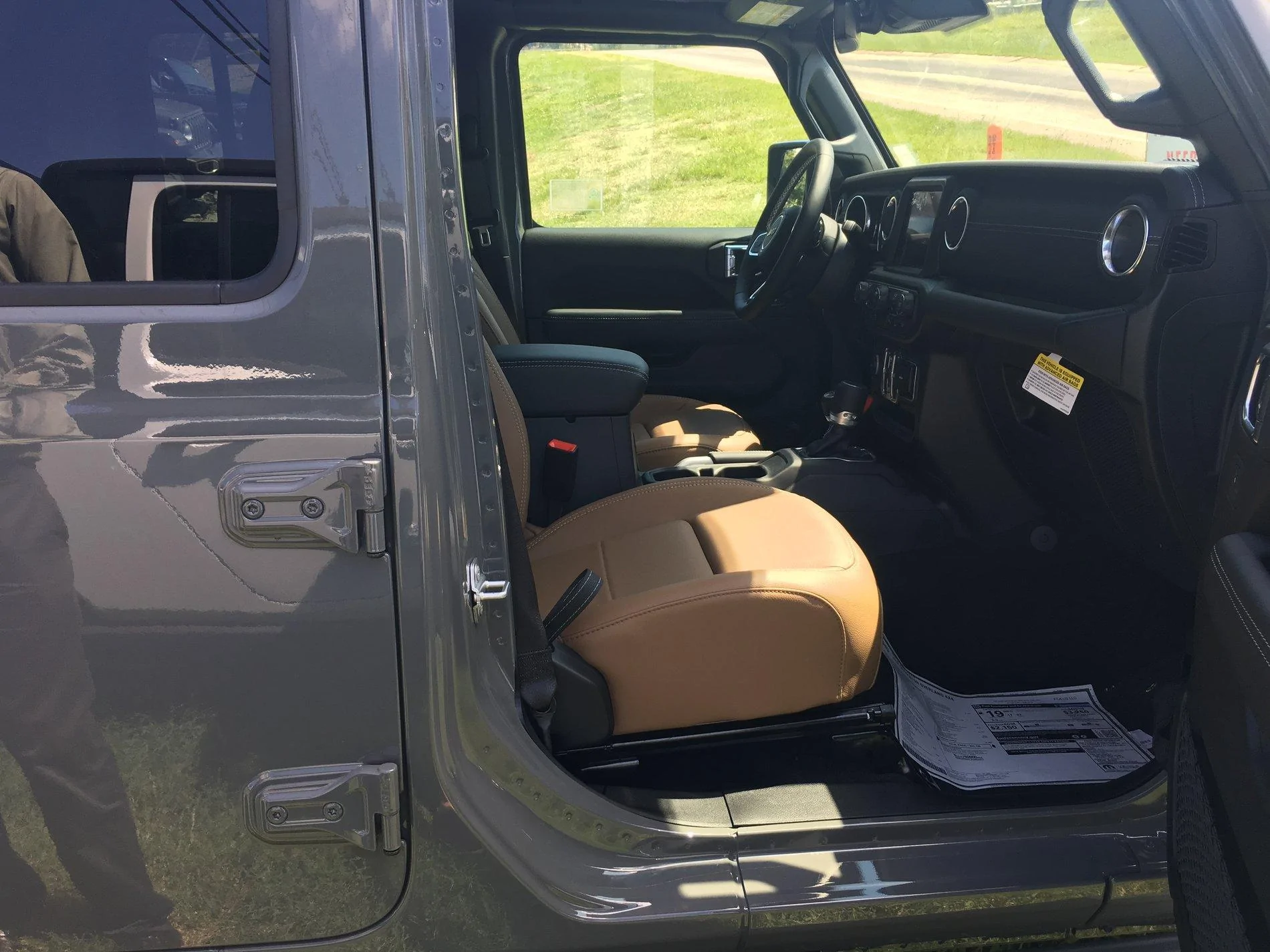 Jeep Gladiator STING GRAY RUBICON WITH TAN LEATHER D5605AE1-24F8-4954-9B77-DEFD721A357E