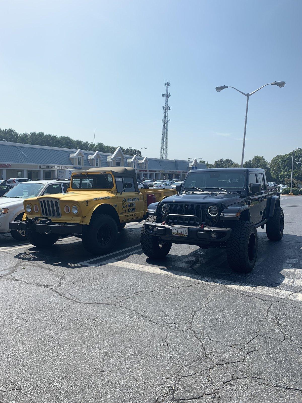 Jeep Gladiator Jeeps Parking Next To Jeeps 8944A742-C9B3-4E39-B7D1-B61D7EEC2113