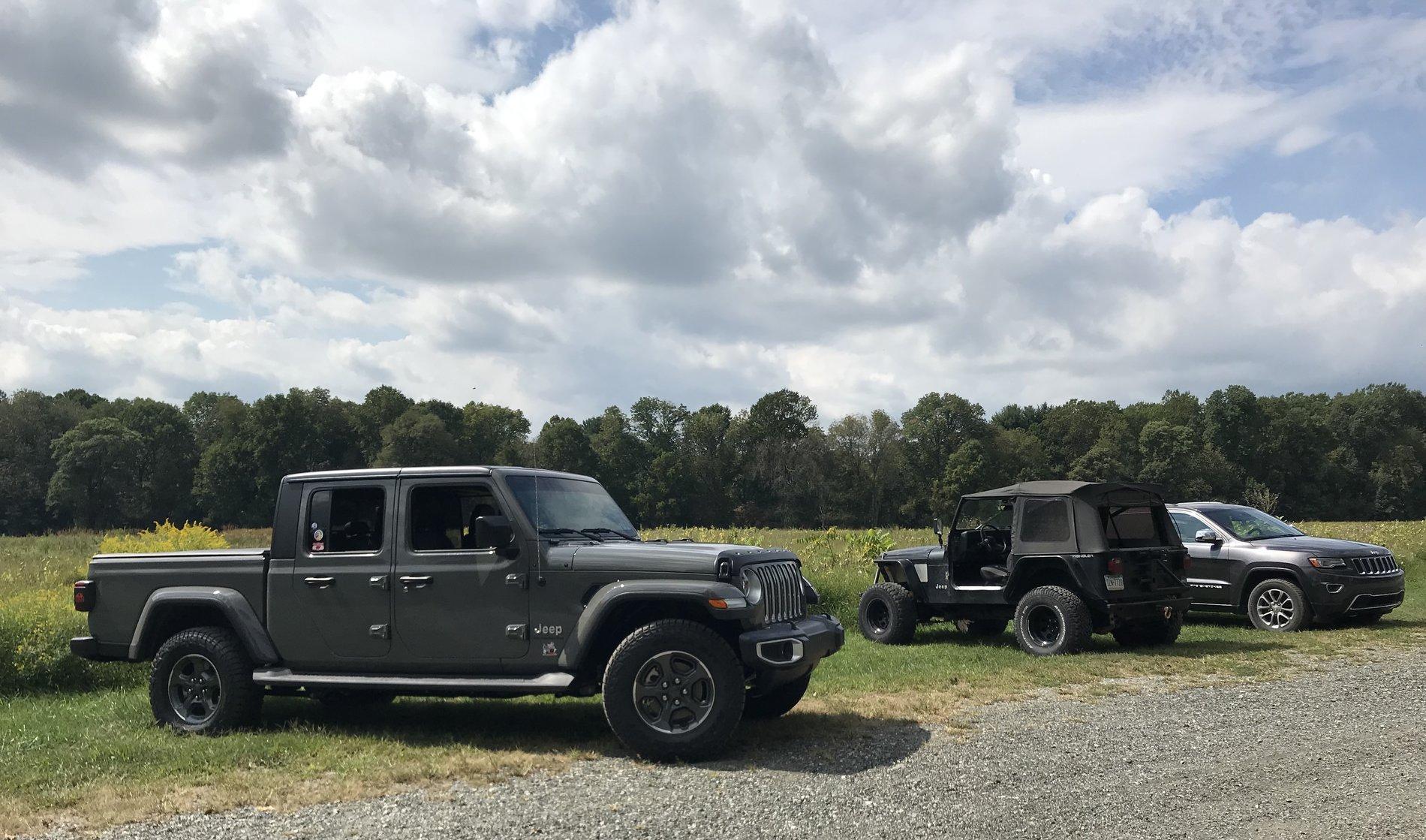 Jeep Gladiator Jeeps Parking Next To Jeeps CA955CEA-D306-4564-B002-8527C7DEDAF7