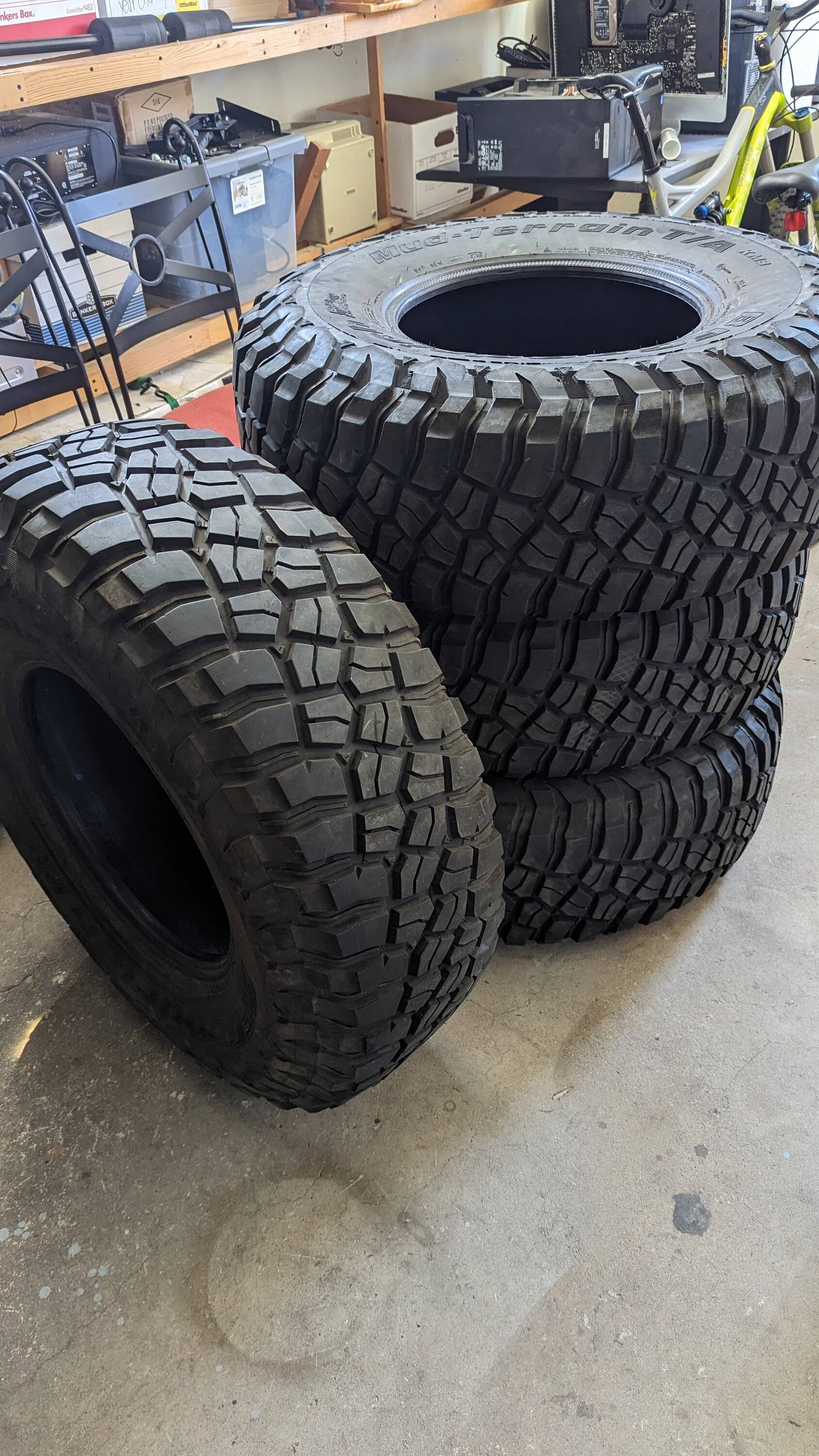 Jeep Gladiator BFGOODRICH MUD-TERRAIN T/A KM3 37X12.5R17 Tires bfg-km3-4