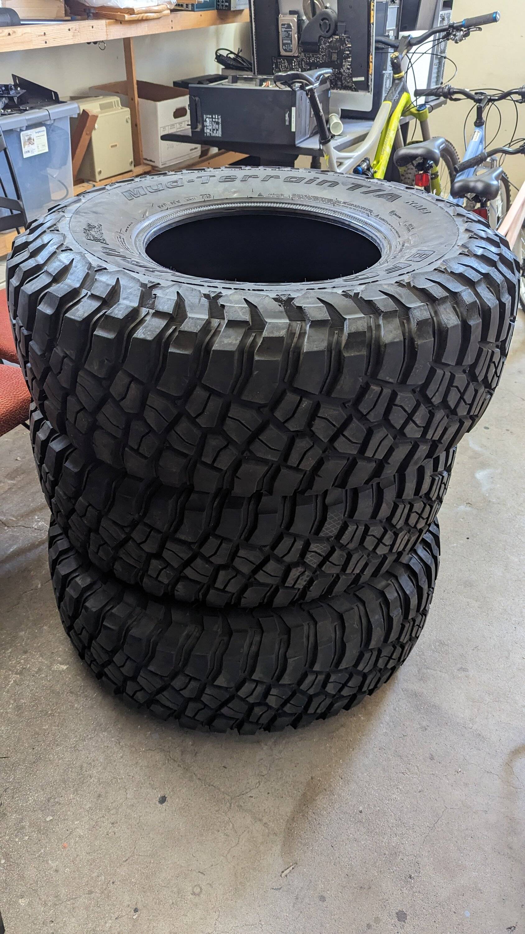 Jeep Gladiator BFGOODRICH MUD-TERRAIN T/A KM3 37X12.5R17 Tires bfg-km3-2