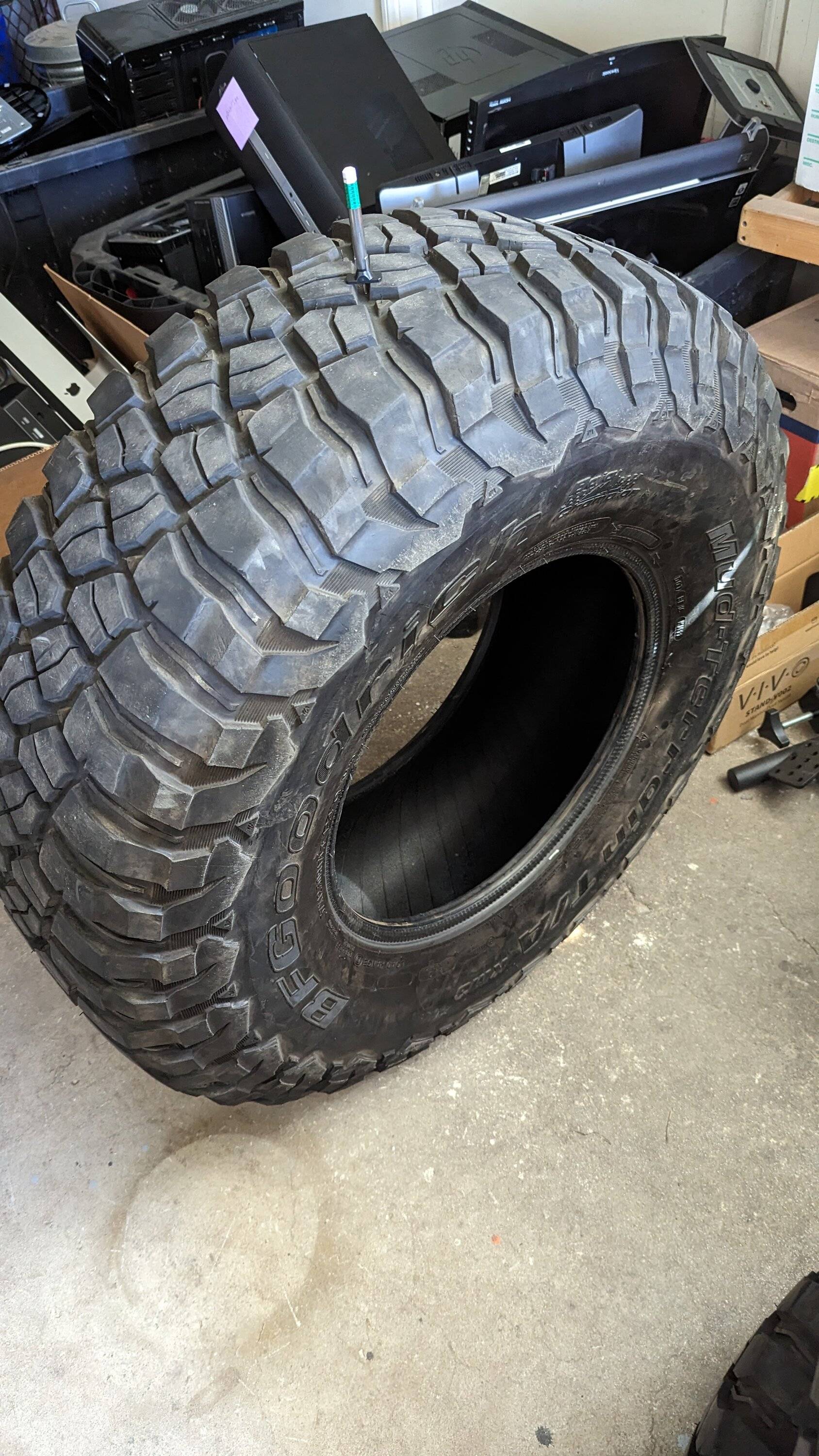 Jeep Gladiator BFGOODRICH MUD-TERRAIN T/A KM3 37X12.5R17 Tires bfg-km3-5