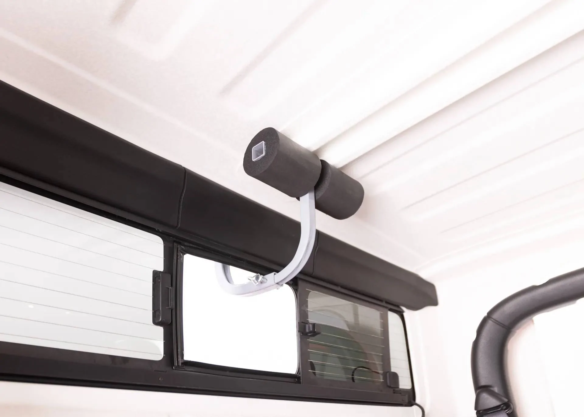 Jeep Gladiator Lift hoist for the hard top lighter