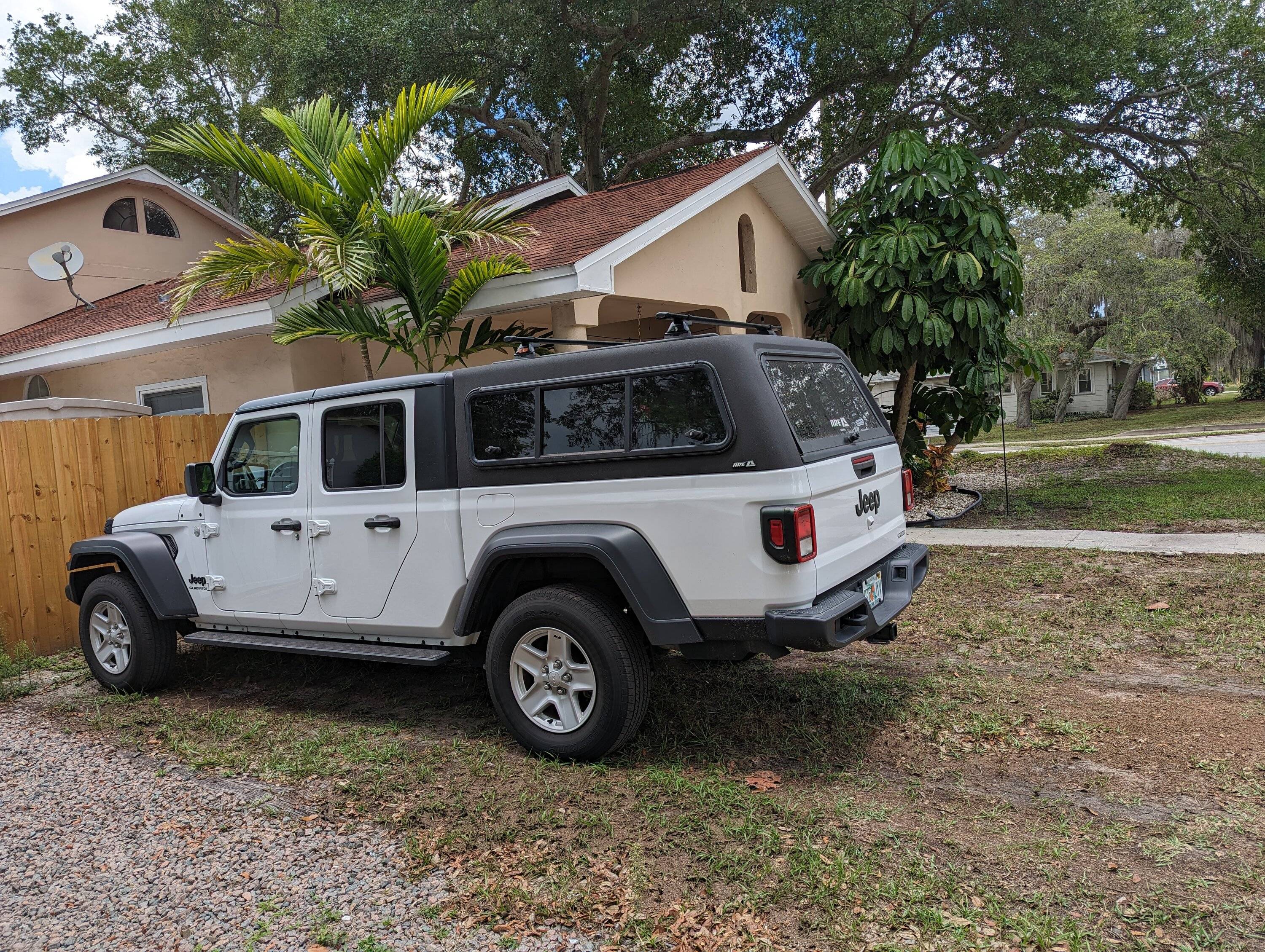 Jeep Gladiator ARE Lin-x black topper with Thule racks 2500$ PXL_20230602_180015409