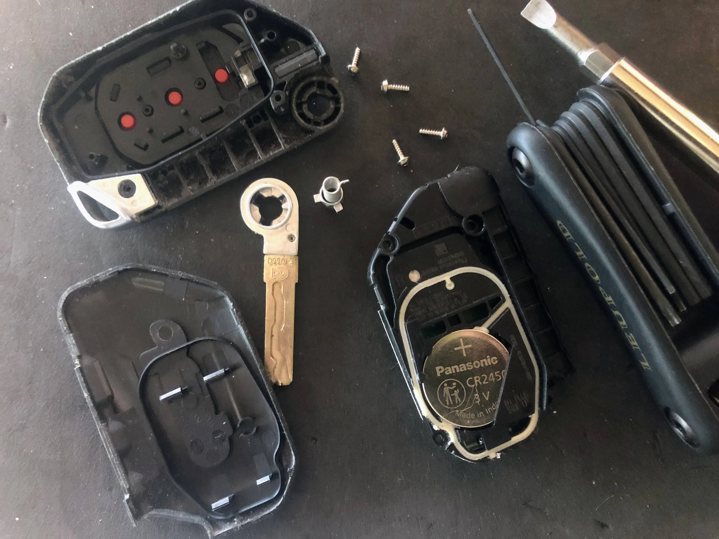 Jeep Gladiator No valet key, no problem:  Key Blade Delete YcIOvCV5BV02g6dGweS6dW5TcYdZhaP6HKC28lVsAxq0=w2400
