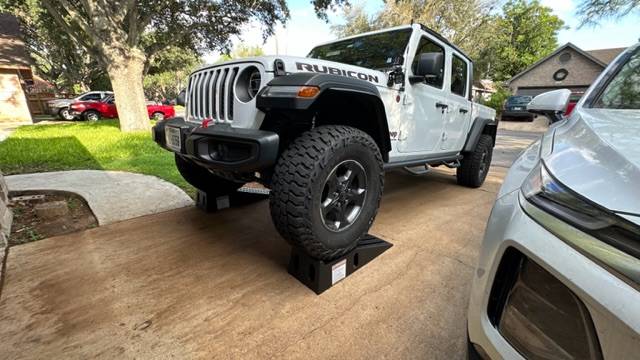Jeep Gladiator do these automatically idle up/accelerate in 4 low to climb over obstacles? 70795875586__BFA2E35F-30AD-4B36-876B-D70797C4C910.fullsizerender