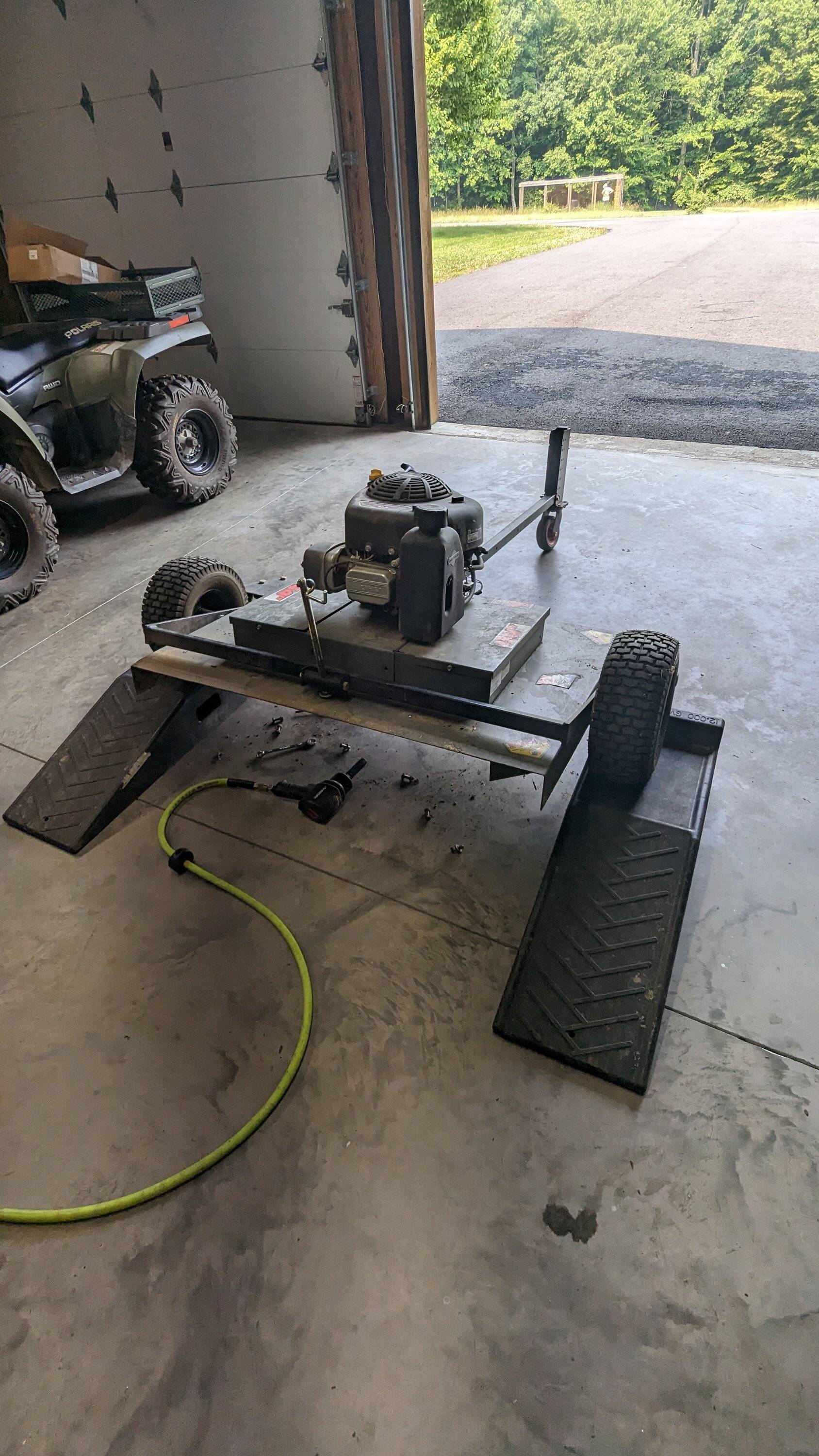 Jeep Gladiator do these automatically idle up/accelerate in 4 low to climb over obstacles? PXL_20230608_145044231