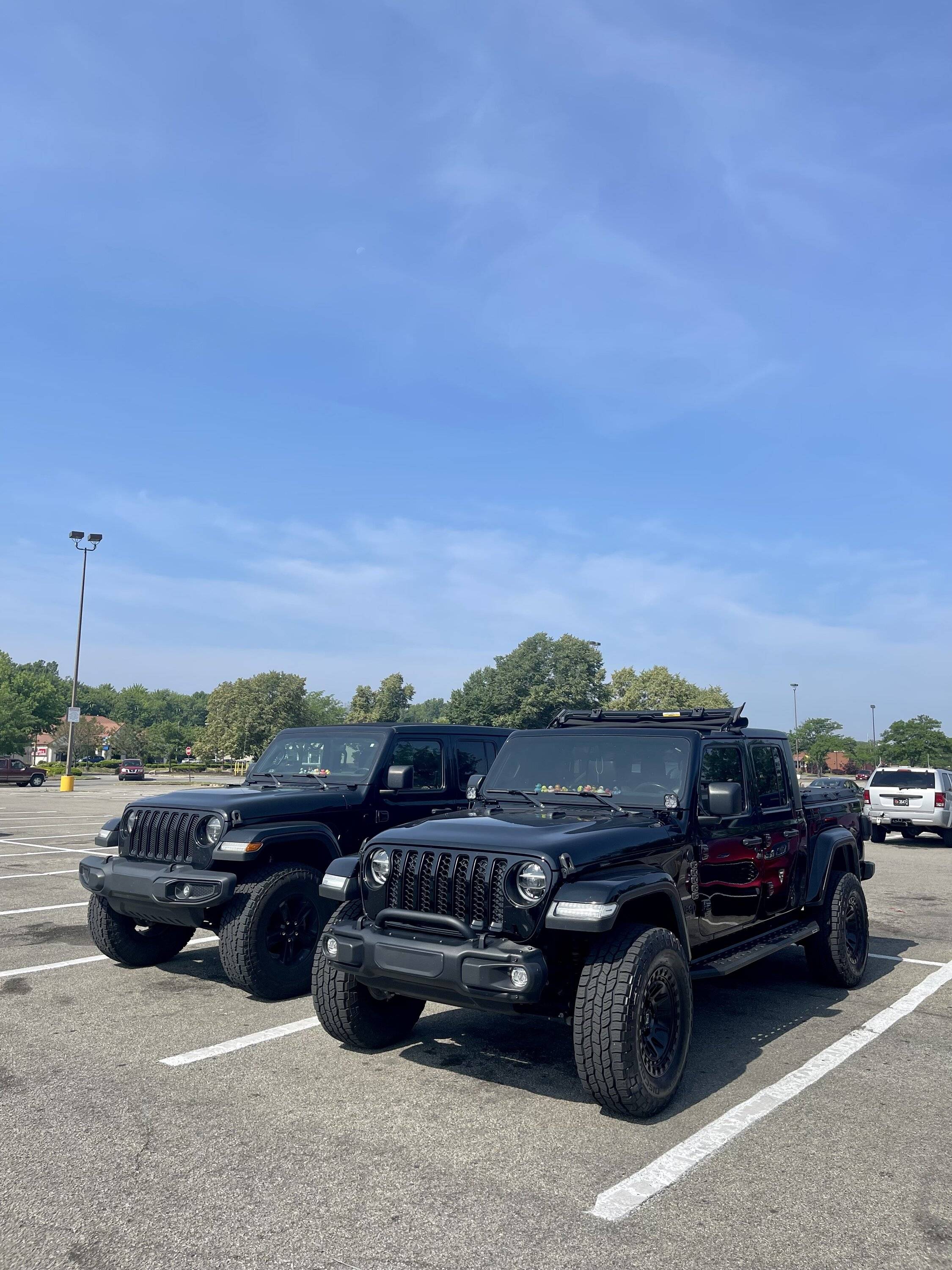 Jeep Gladiator Jeeps Parking Next To Jeeps IMG_7278