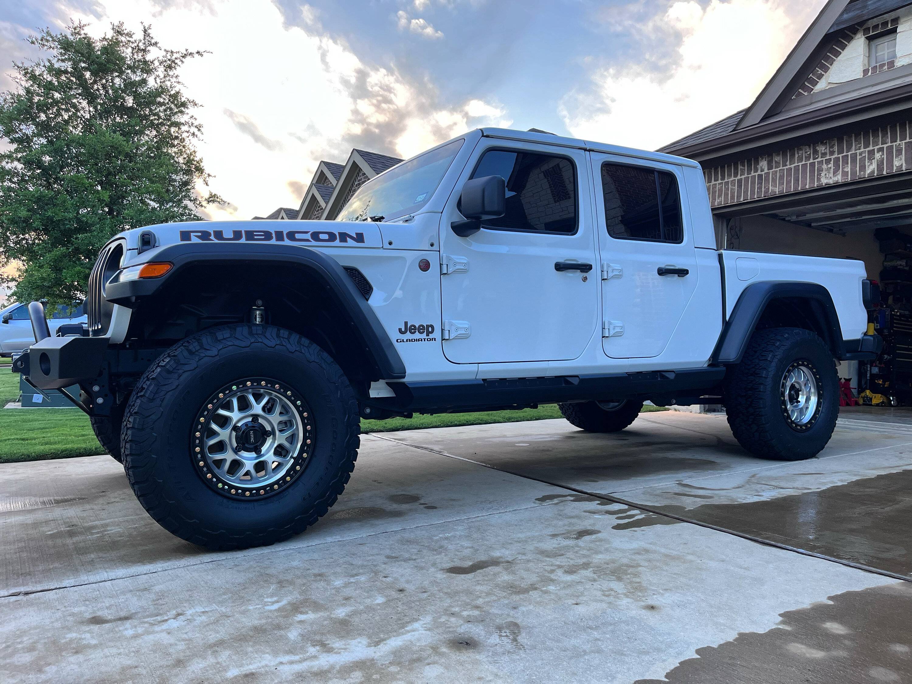 Jeep Gladiator BRIGHT WHITE Gladiator JT Club 21478136-C448-4C43-B88D-8877491D0BB4