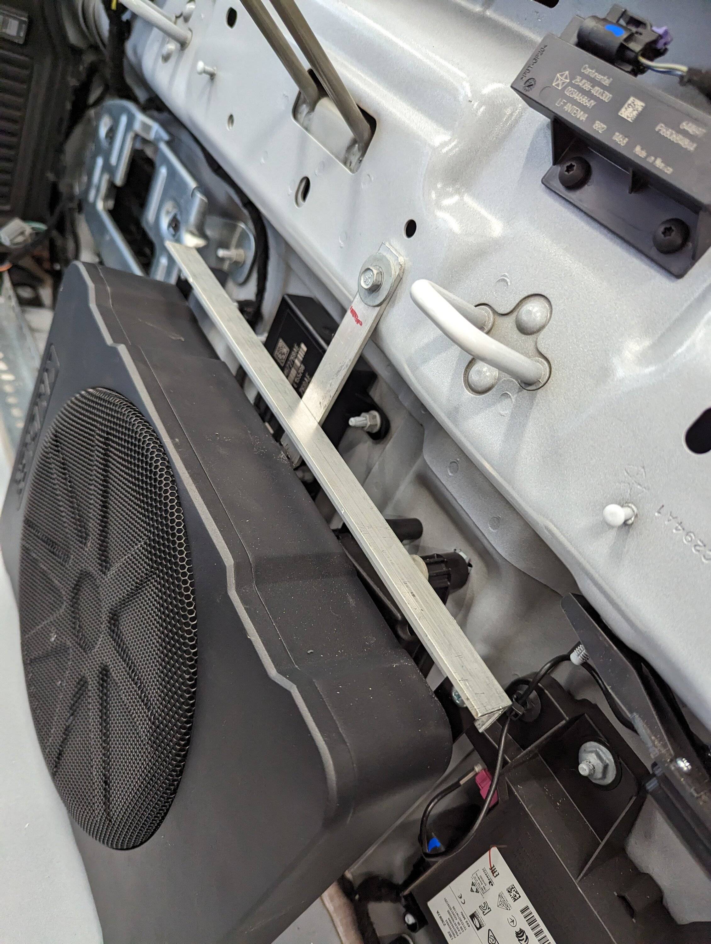 Jeep Gladiator Kicker 10" Hideaway sub install 2023-06-10 11.31.33