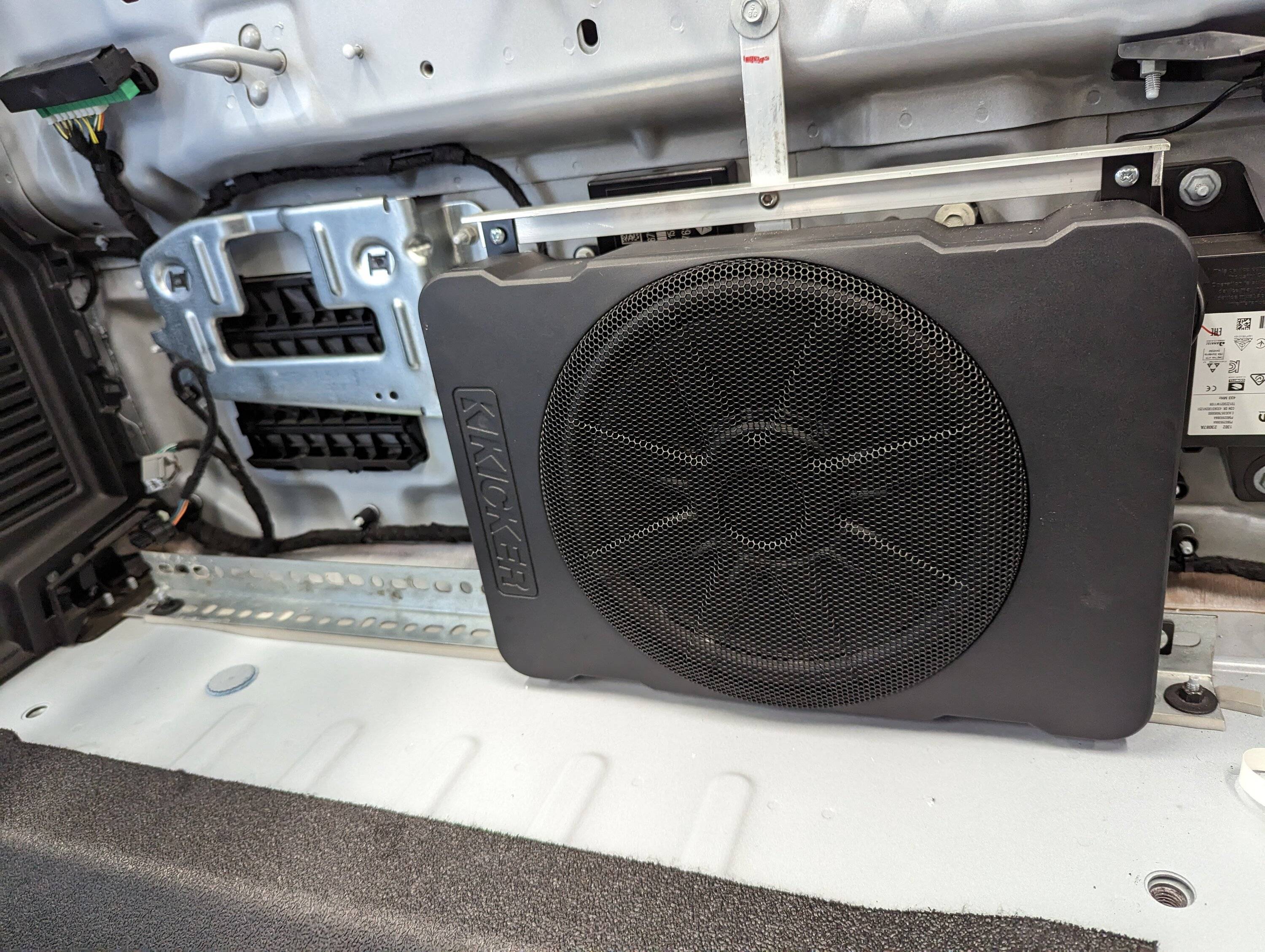 Jeep Gladiator Kicker 10" Hideaway sub install 2023-06-10 11.31.30