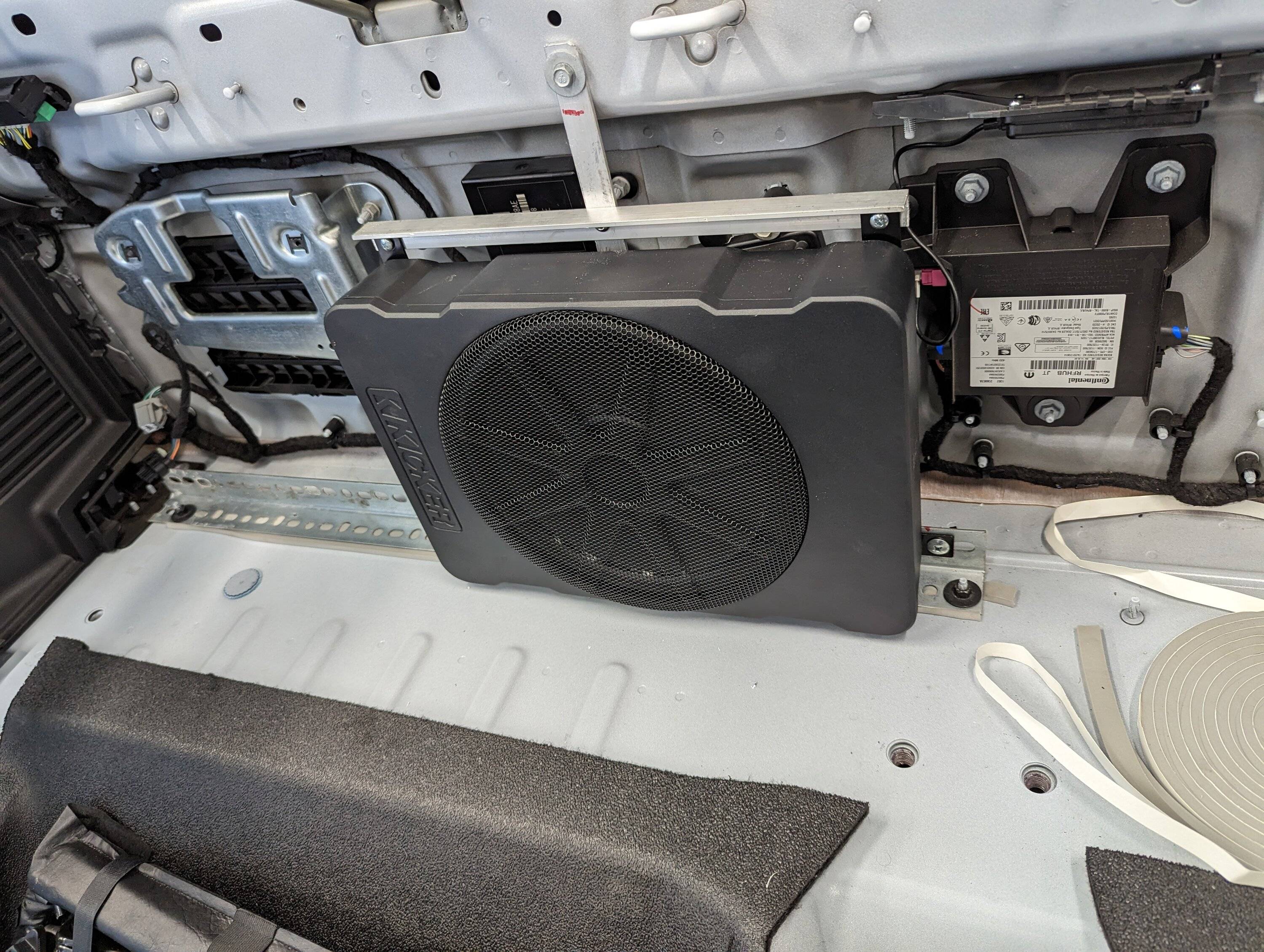 Jeep Gladiator Kicker 10" Hideaway sub install 2023-06-10 11.31.26