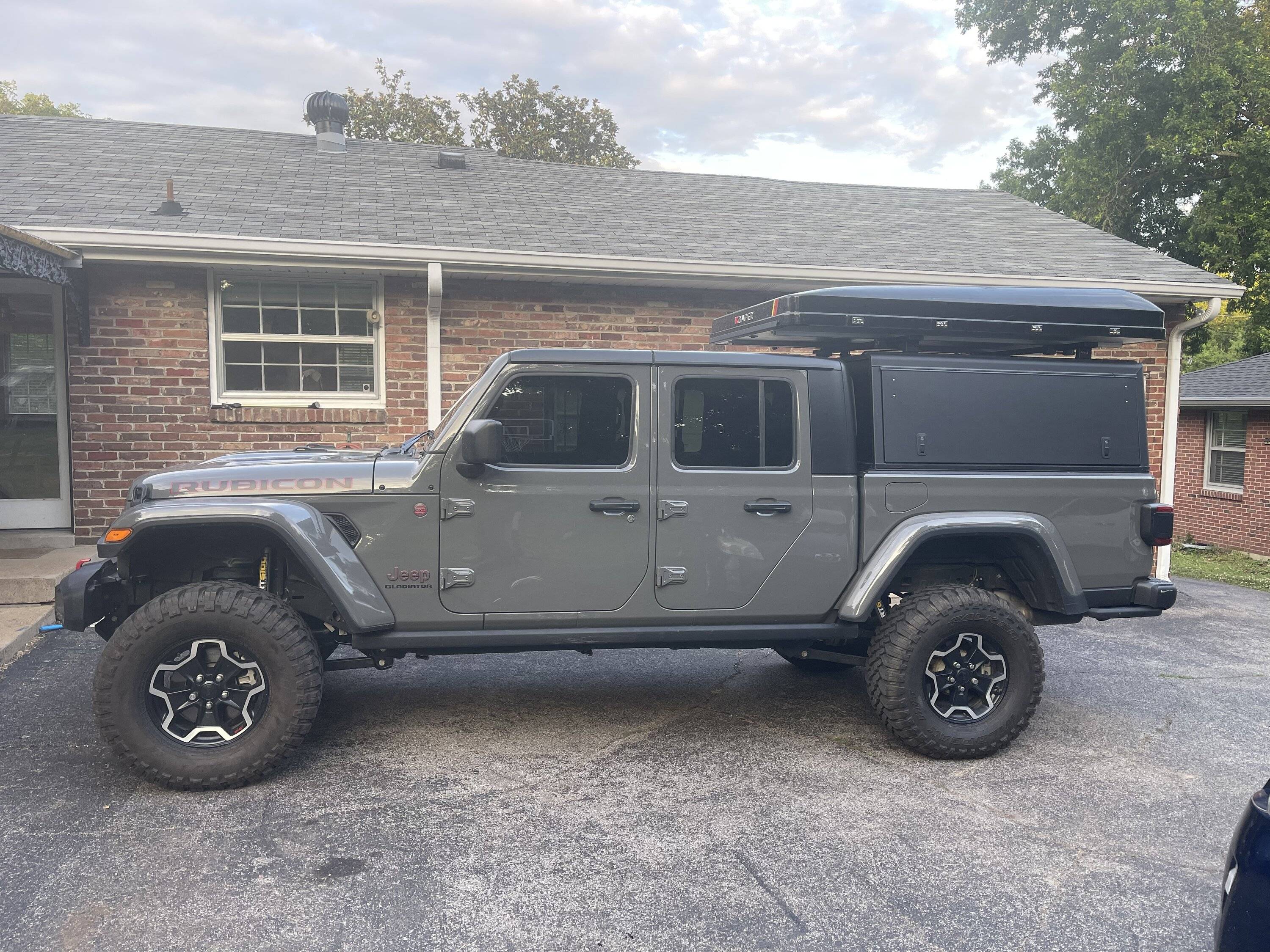 Jeep Gladiator Gladiator with 33's and a 3" lift EECA697D-1F4A-409F-8AD1-F44BD61AC10E