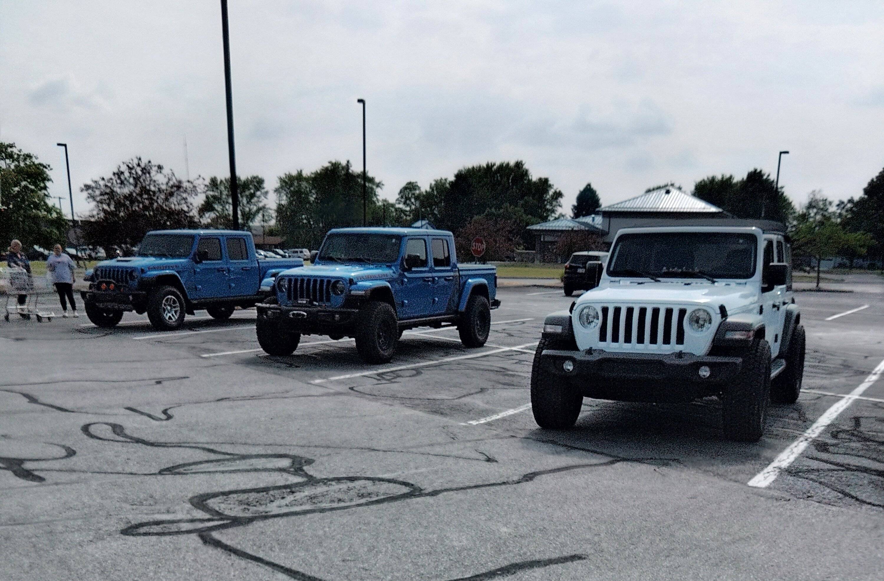 Jeep Gladiator Jeeps Parking Next To Jeeps KIMG0218.JPG