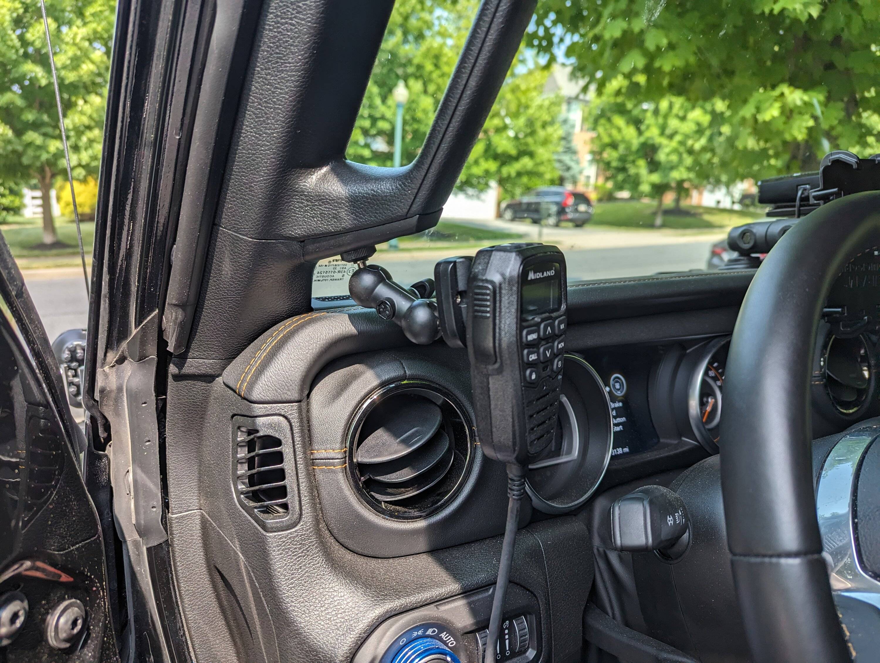Jeep Gladiator Ham and GMRS in the Gladiator PXL_20230617_192627331