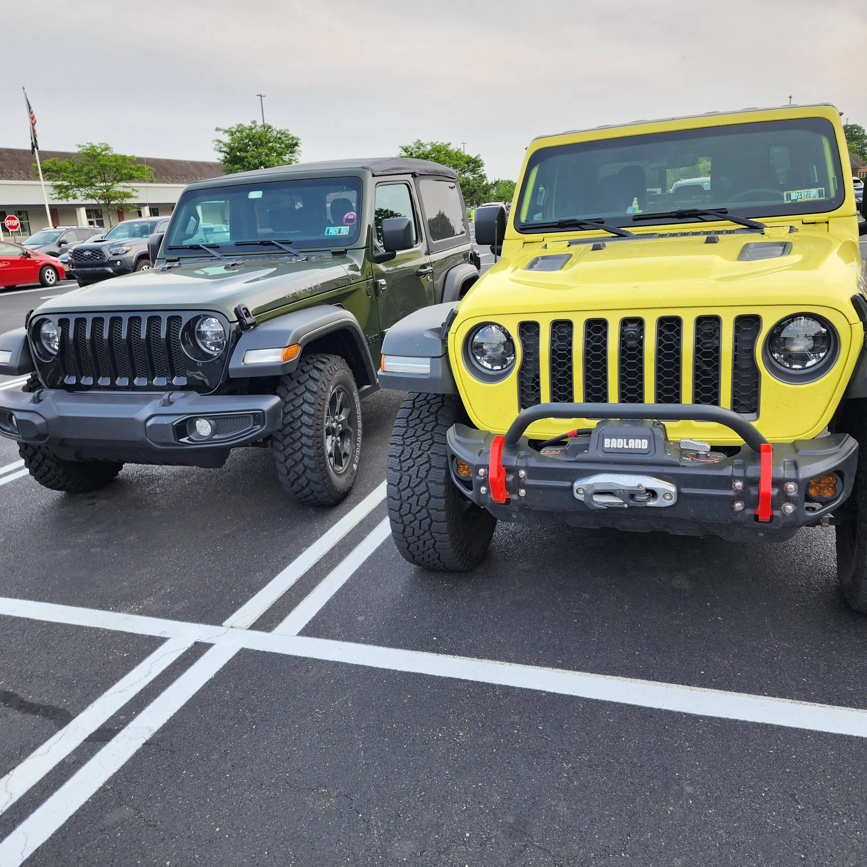 Jeep Gladiator Jeeps Parking Next To Jeeps 20230620_183404