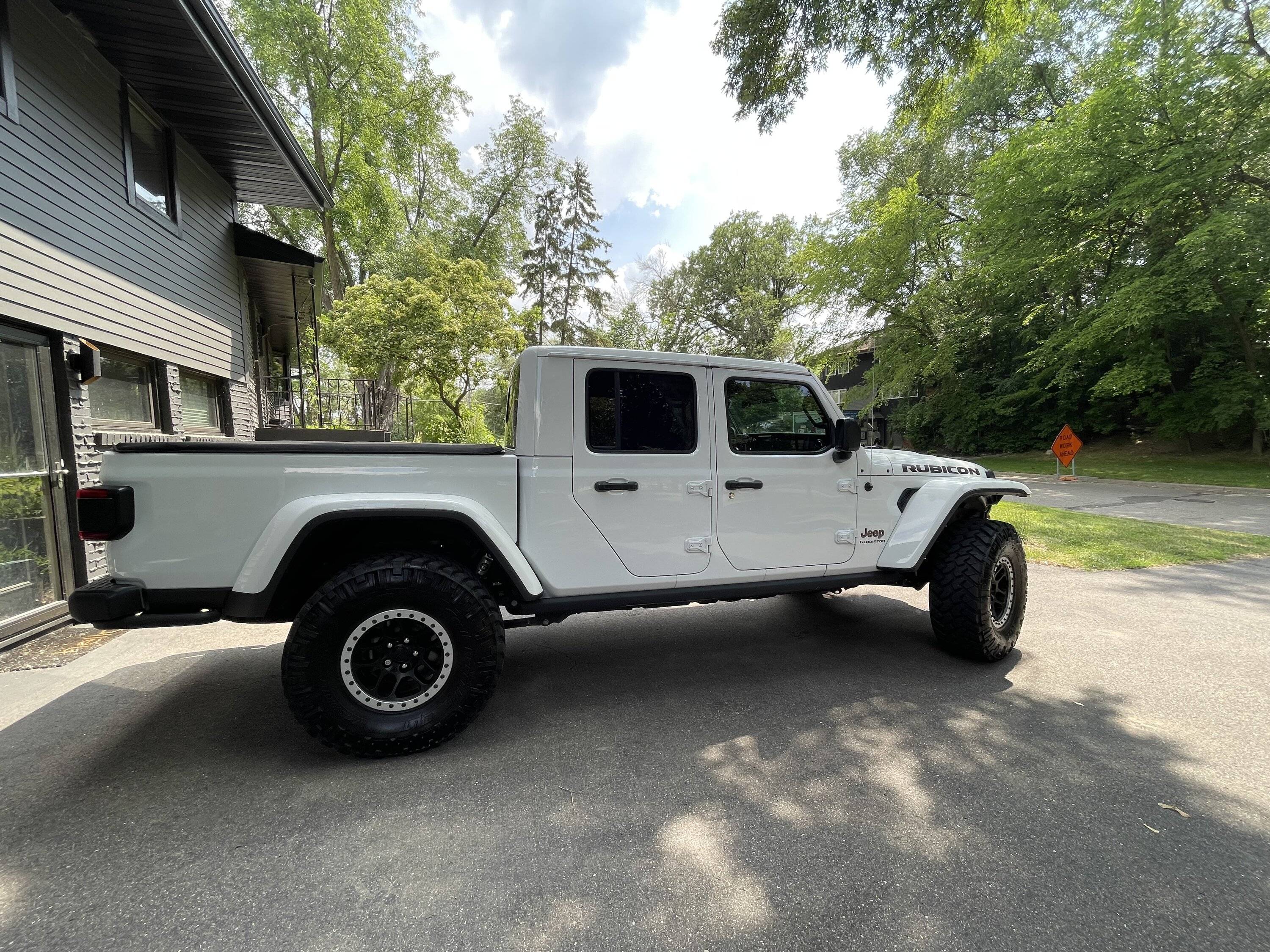 Jeep Gladiator 2020 Bright White Rubicon with 2in Lift & 37" Tires - $56,999 IMG-5271