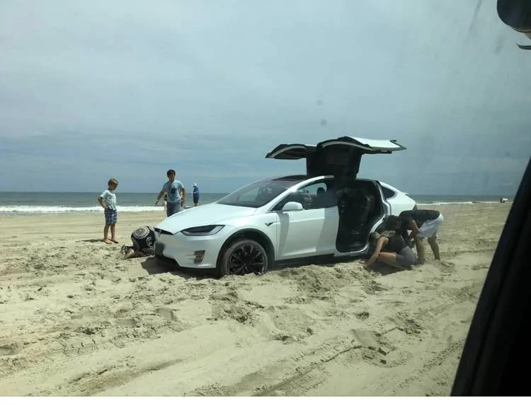 Jeep Gladiator Stuck on the beach Tesla-Sanded