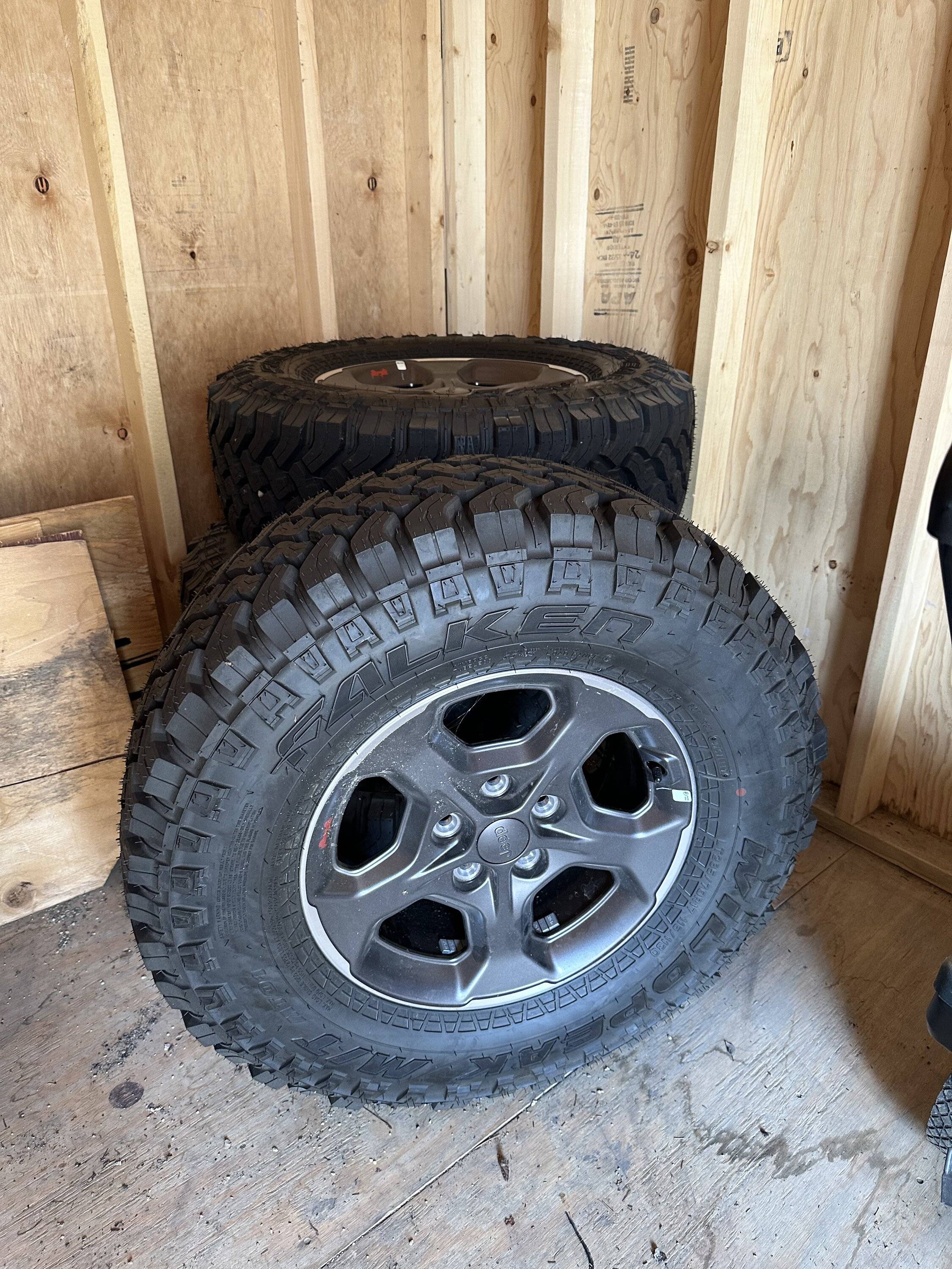 Jeep Gladiator Brand New Rubicon Wheels/Tires/TPMS E674C543-F858-4ECB-8D9C-B8C5B3F43F29