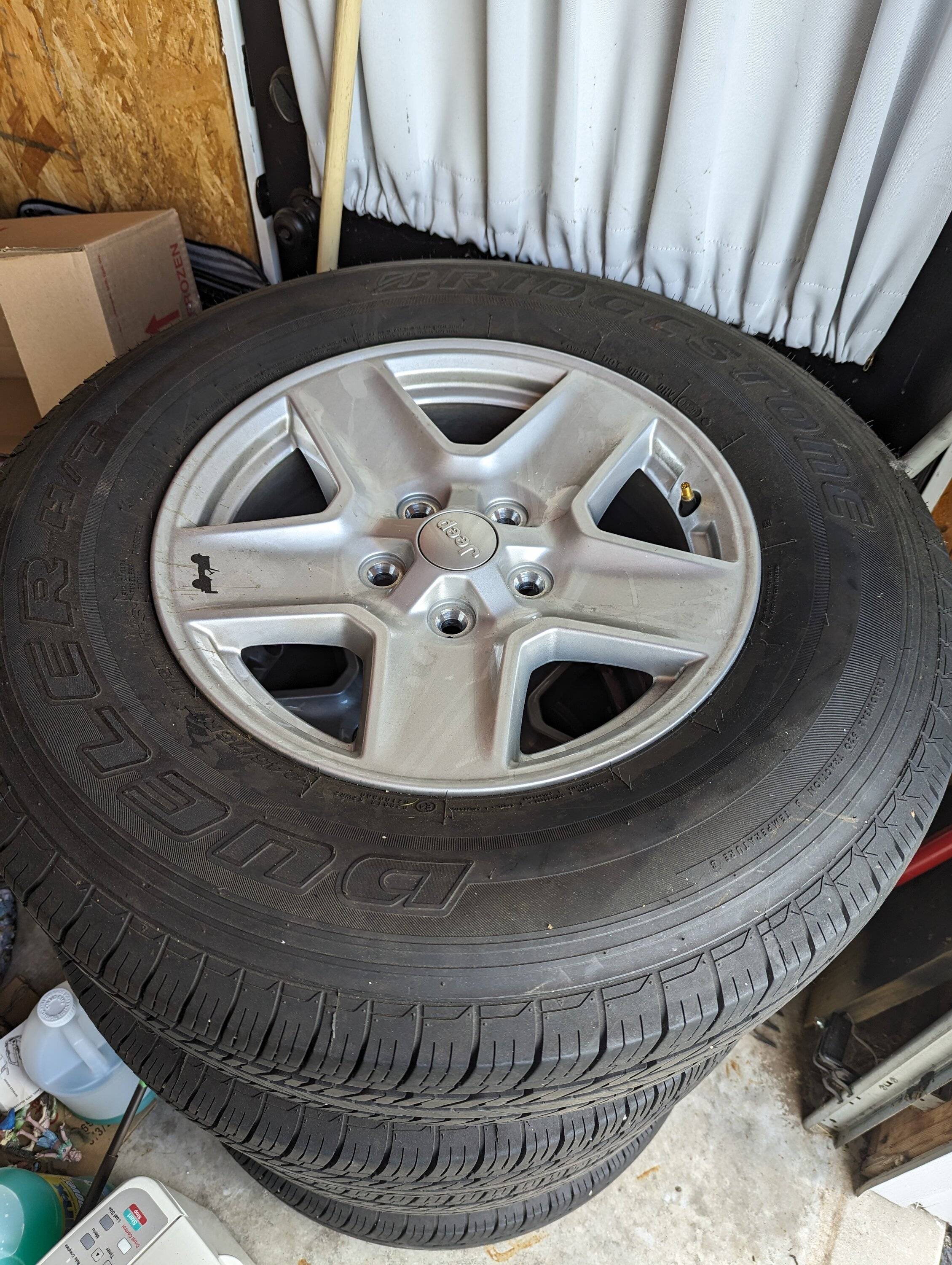 Jeep Gladiator Gladiator sport stock take off wheels and tires PXL_20230625_135812881