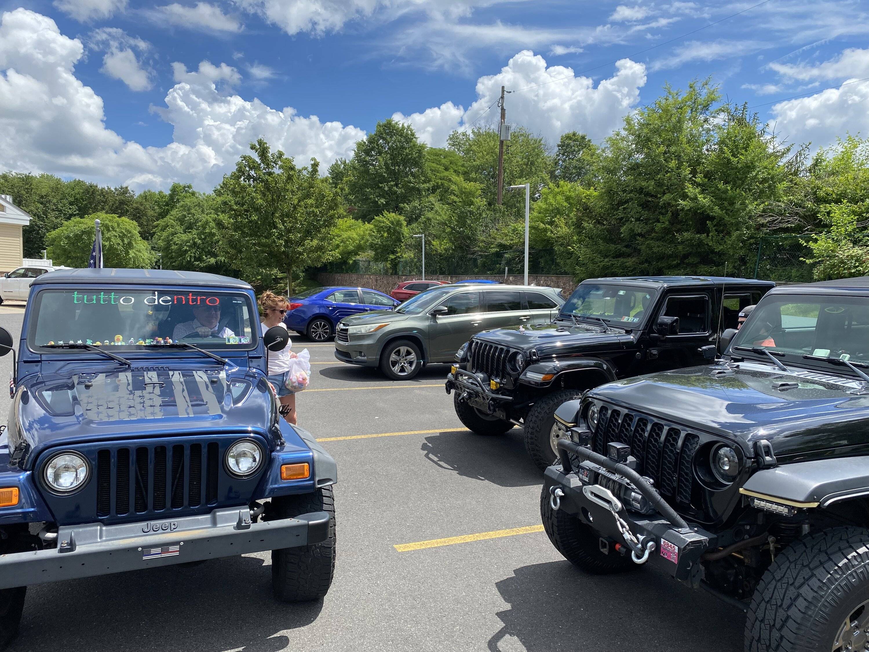 Jeep Gladiator Jeeps Parking Next To Jeeps 9F724767-5009-41D9-81E4-EB7B3F526D54