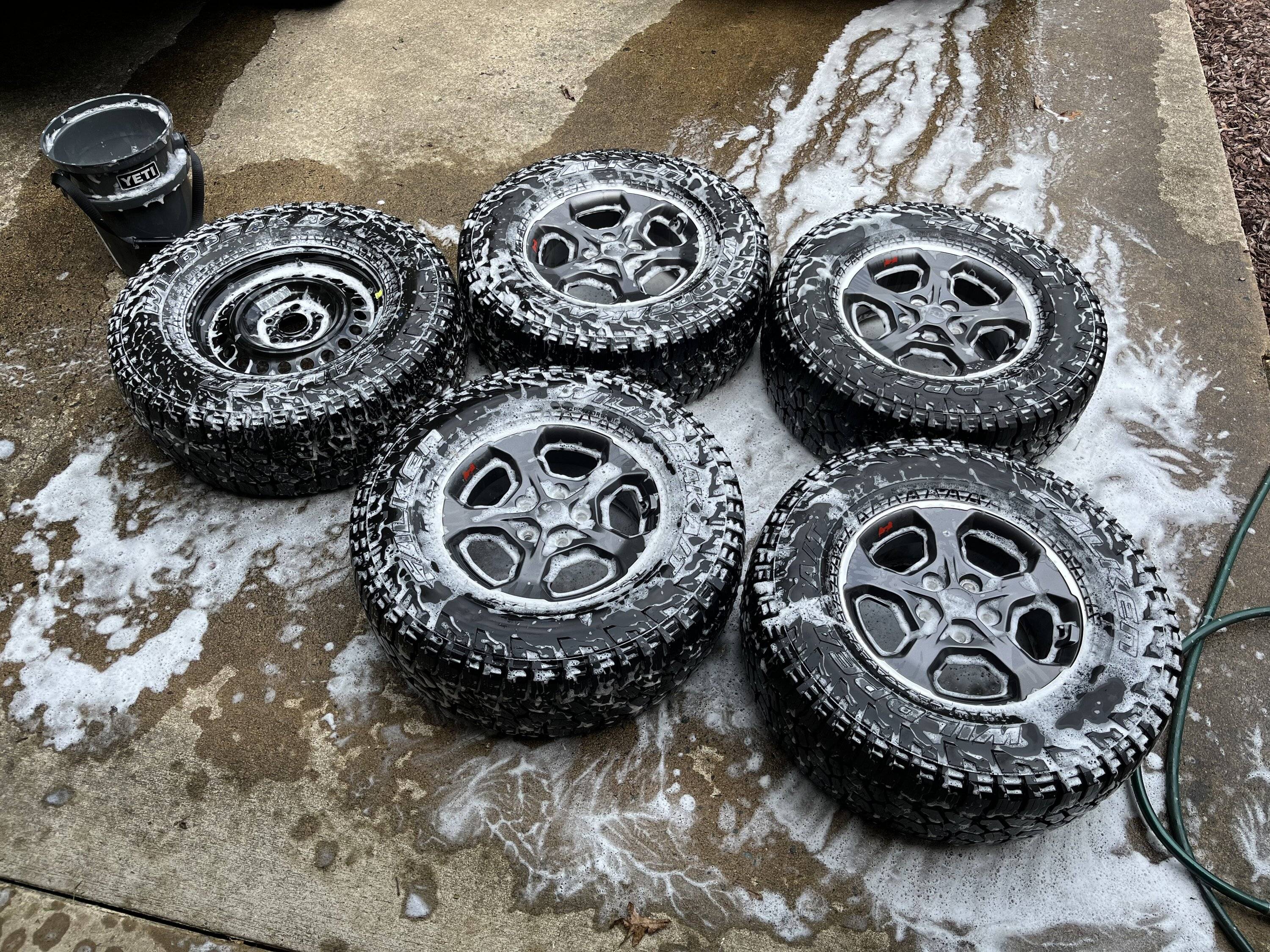 Jeep Gladiator 2022 Rubicon Wheels & Tires (5) w/ TPMS 26D41AFE-7CD6-4E7A-B7A1-1E60B79B0091