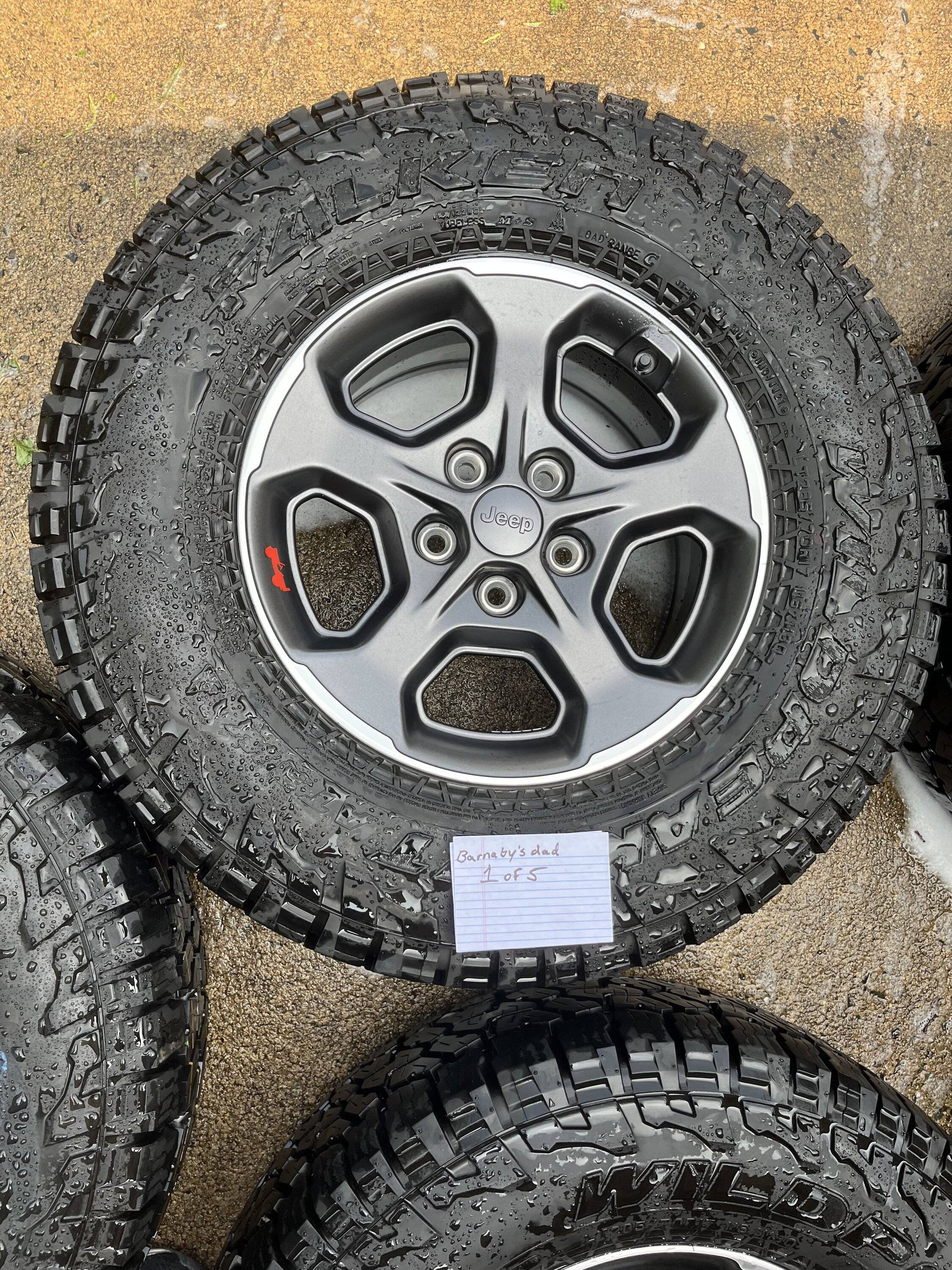 Jeep Gladiator 2022 Rubicon Wheels & Tires (5) w/ TPMS 59CDDFE1-9551-4C15-8C19-C51329C3F7F1