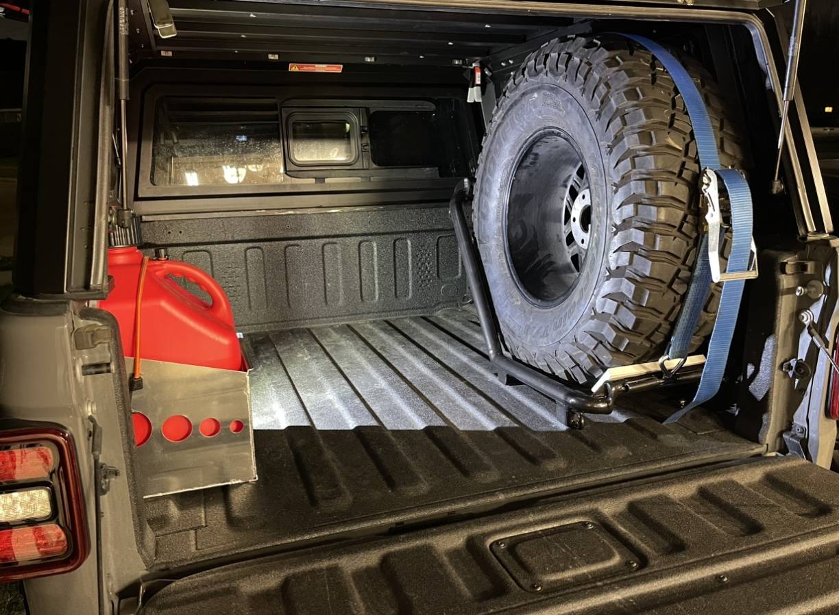 Jeep Gladiator PreRunner spare tire mount IMG_0560