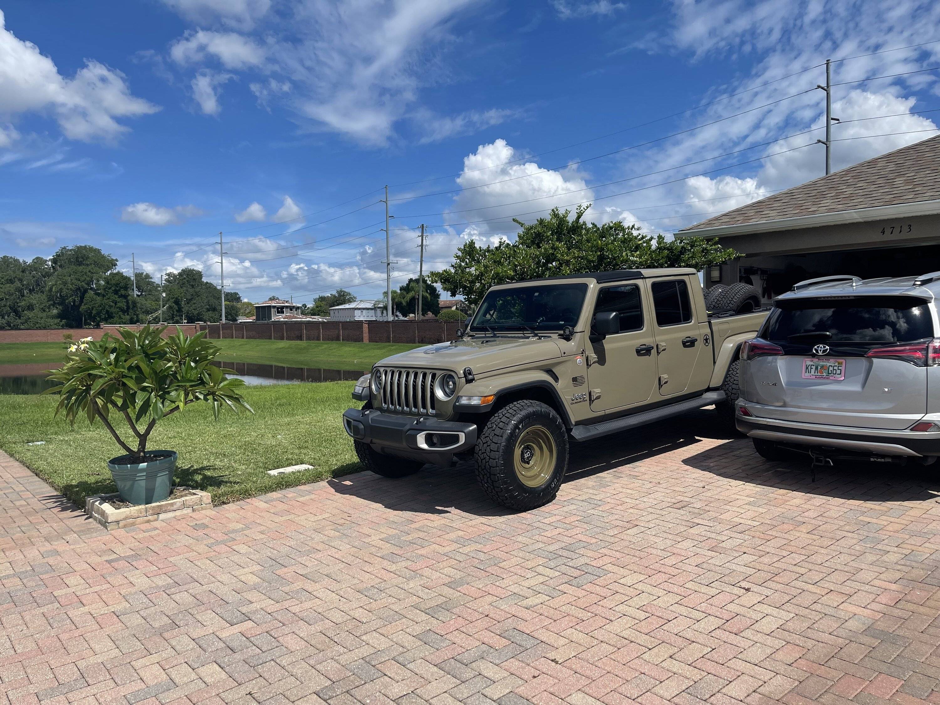 Jeep Gladiator Black rhino Solid in Alligator green IMG_4256