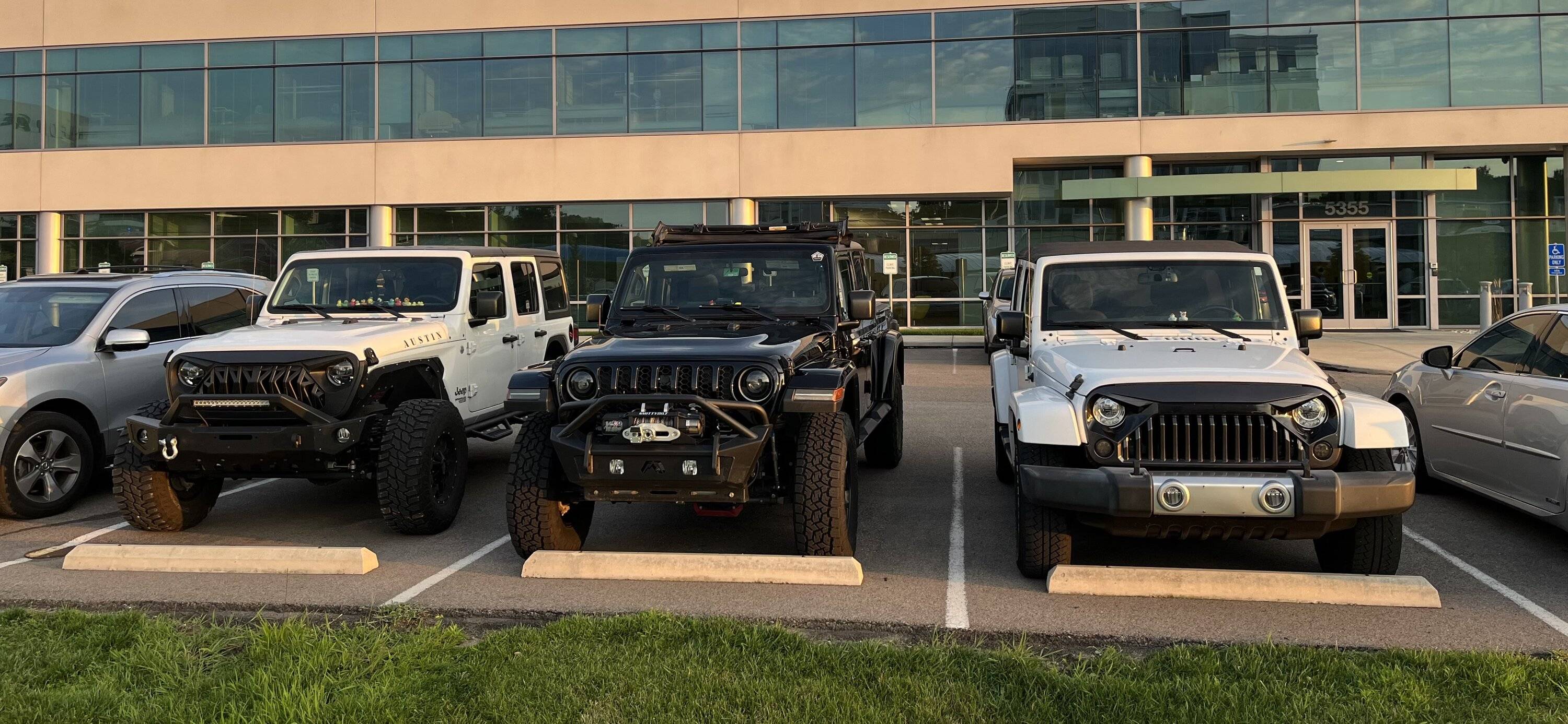Jeep Gladiator Jeeps Parking Next To Jeeps IMG_0841