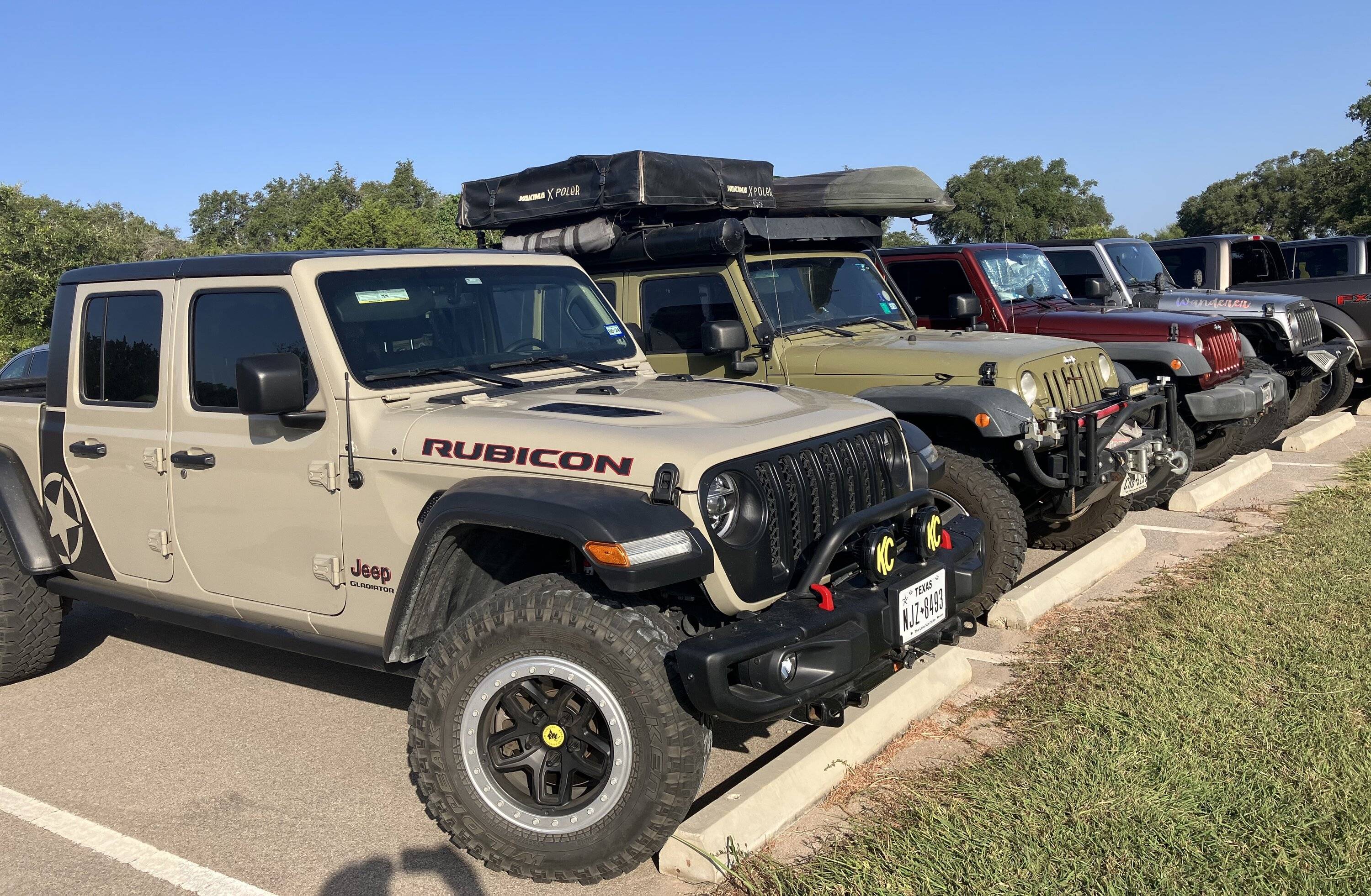 Jeep Gladiator Jeeps Parking Next To Jeeps 7D5AA98F-124F-4CD6-ABB9-4E54F9EA506C