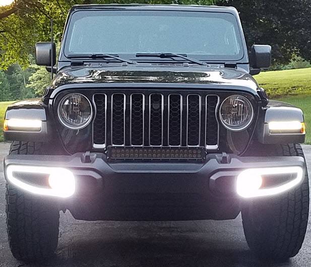 Jeep Gladiator Mopar lift + 35 x 10.5 on stock rims, Sport Max Tow Ring-LED-White