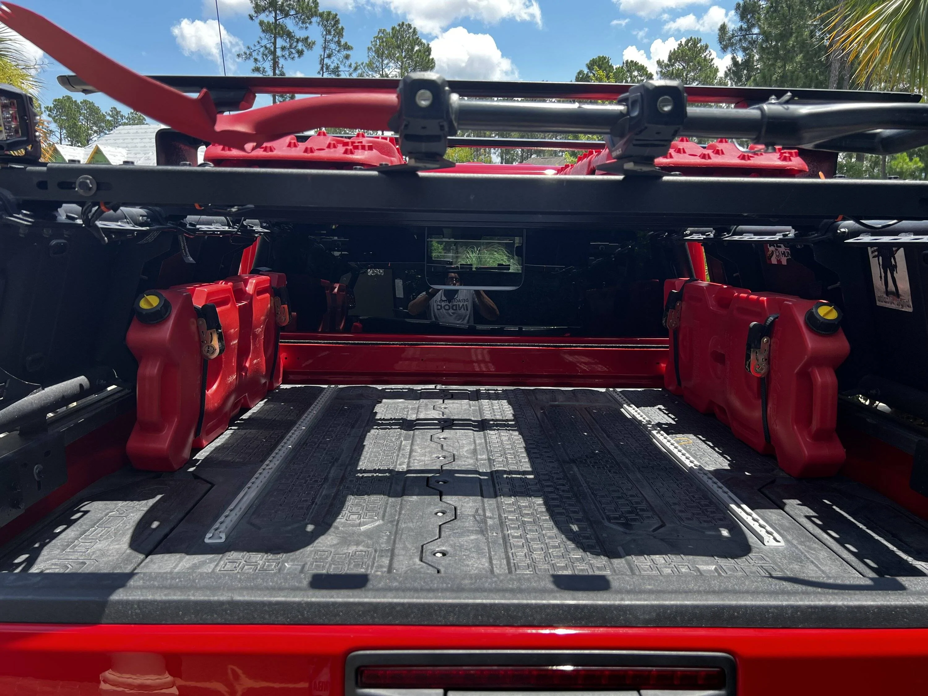 Jeep Gladiator Carrying gas cans IMG_1838