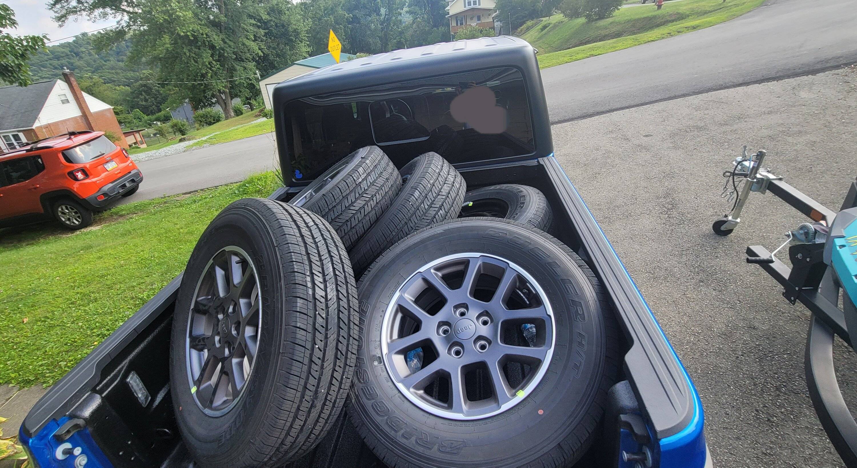 Jeep Gladiator Upgrading tires on 21 Overland w MT and towing. 20230725_171214