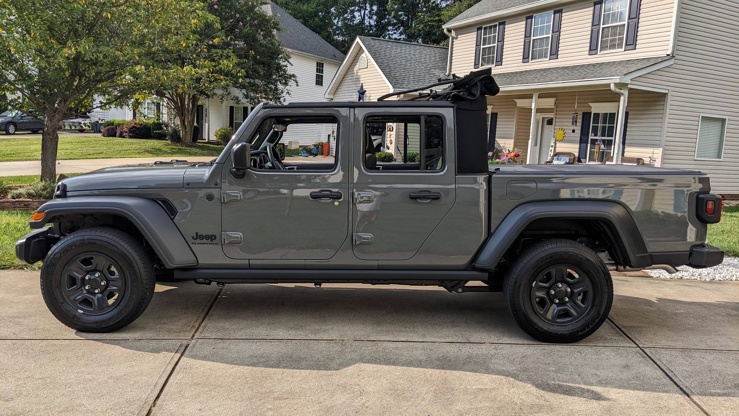 Jeep Gladiator 2023 Hard top $1750 PXL_20230728_220148444