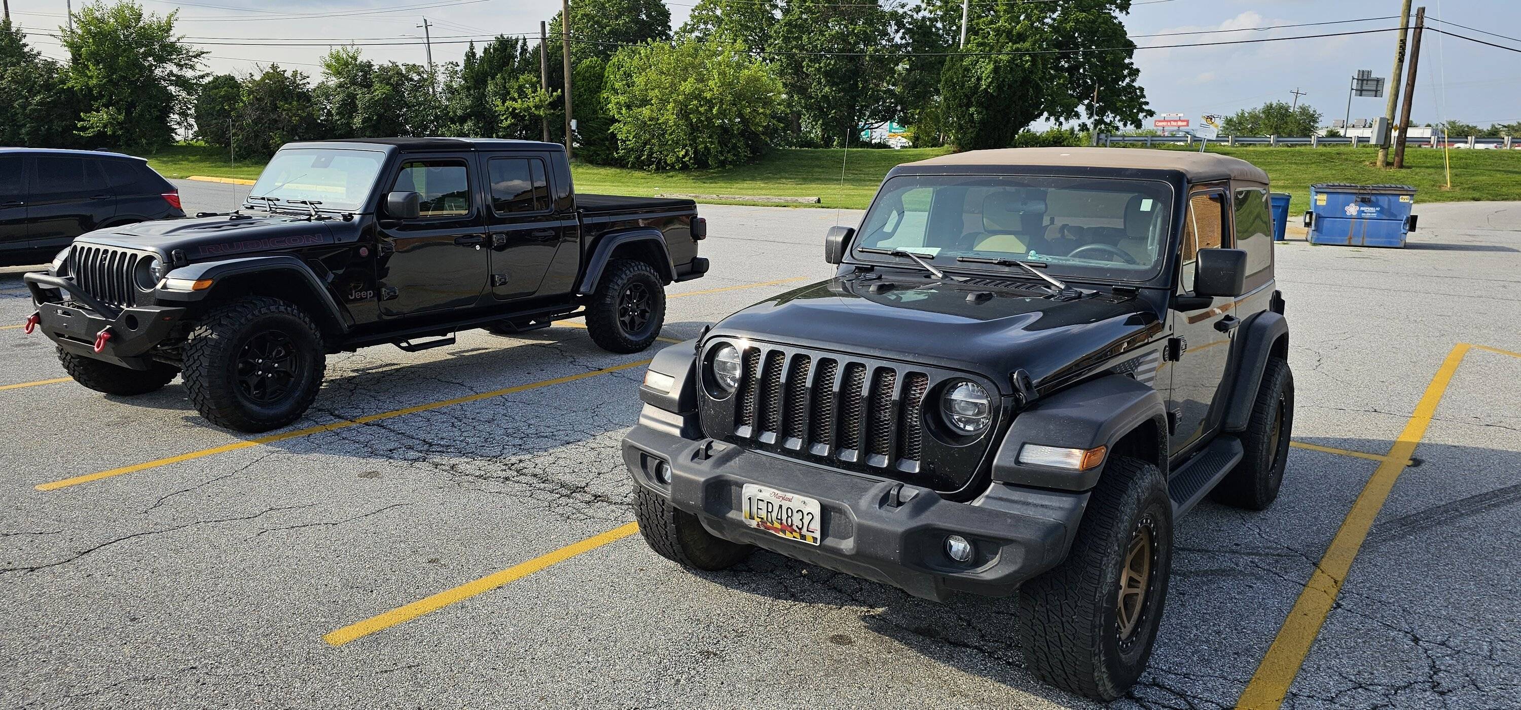 Jeep Gladiator Jeeps Parking Next To Jeeps 20230719_174230