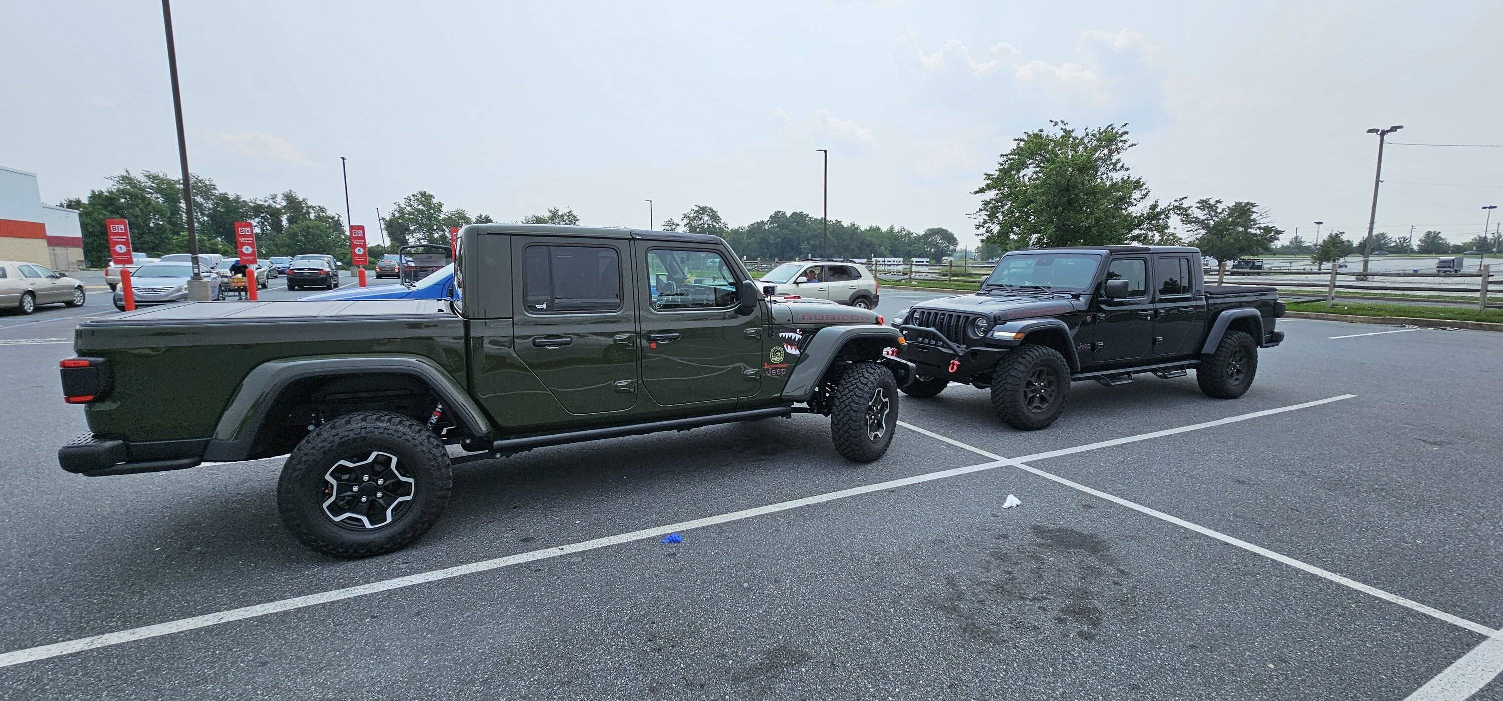 Jeep Gladiator Jeeps Parking Next To Jeeps 20230717_125120