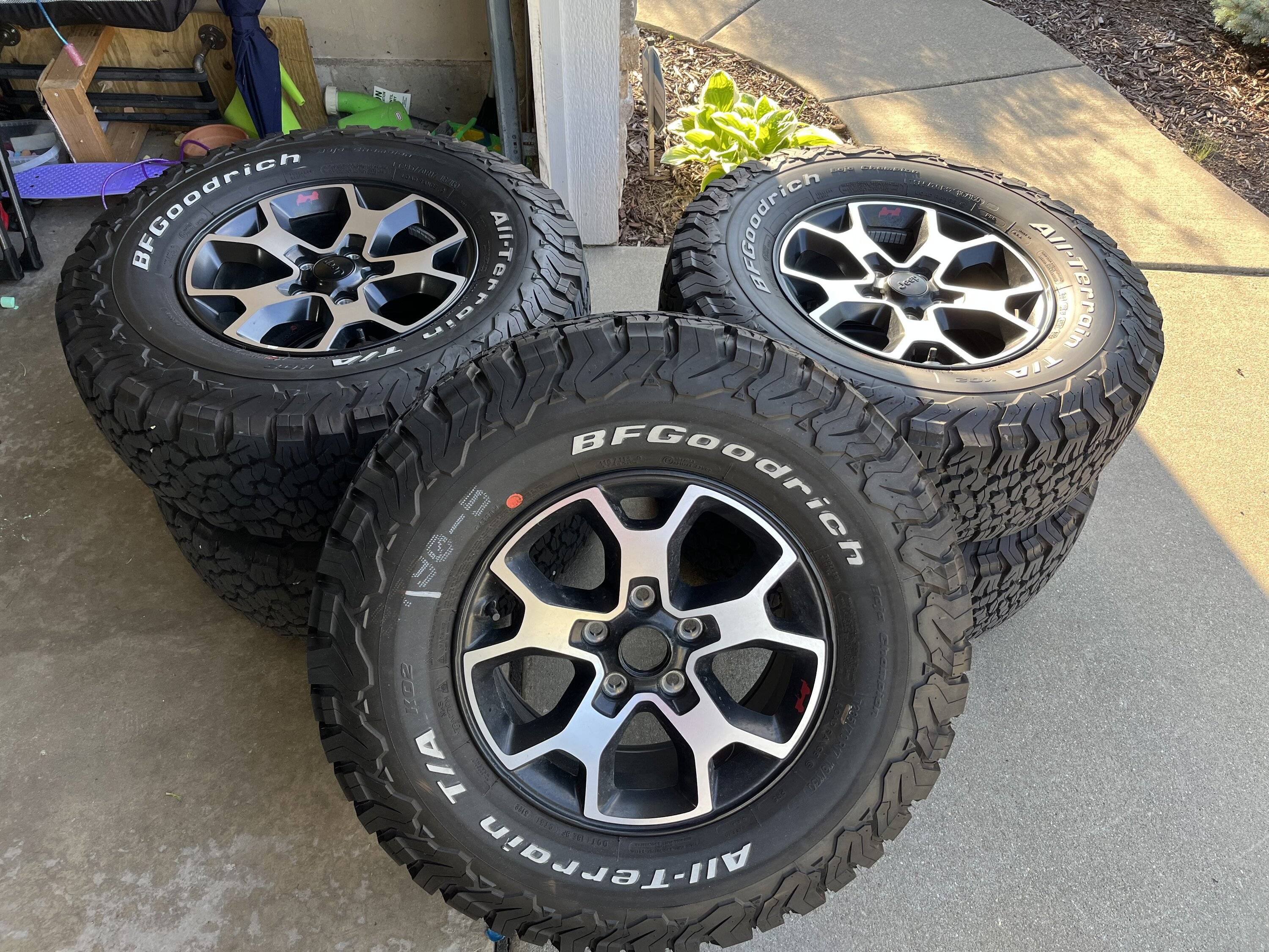 Jeep Gladiator (5)2023 Rubicon BFGoodrich KO2 wheels and tires with TPMS IMG_6935