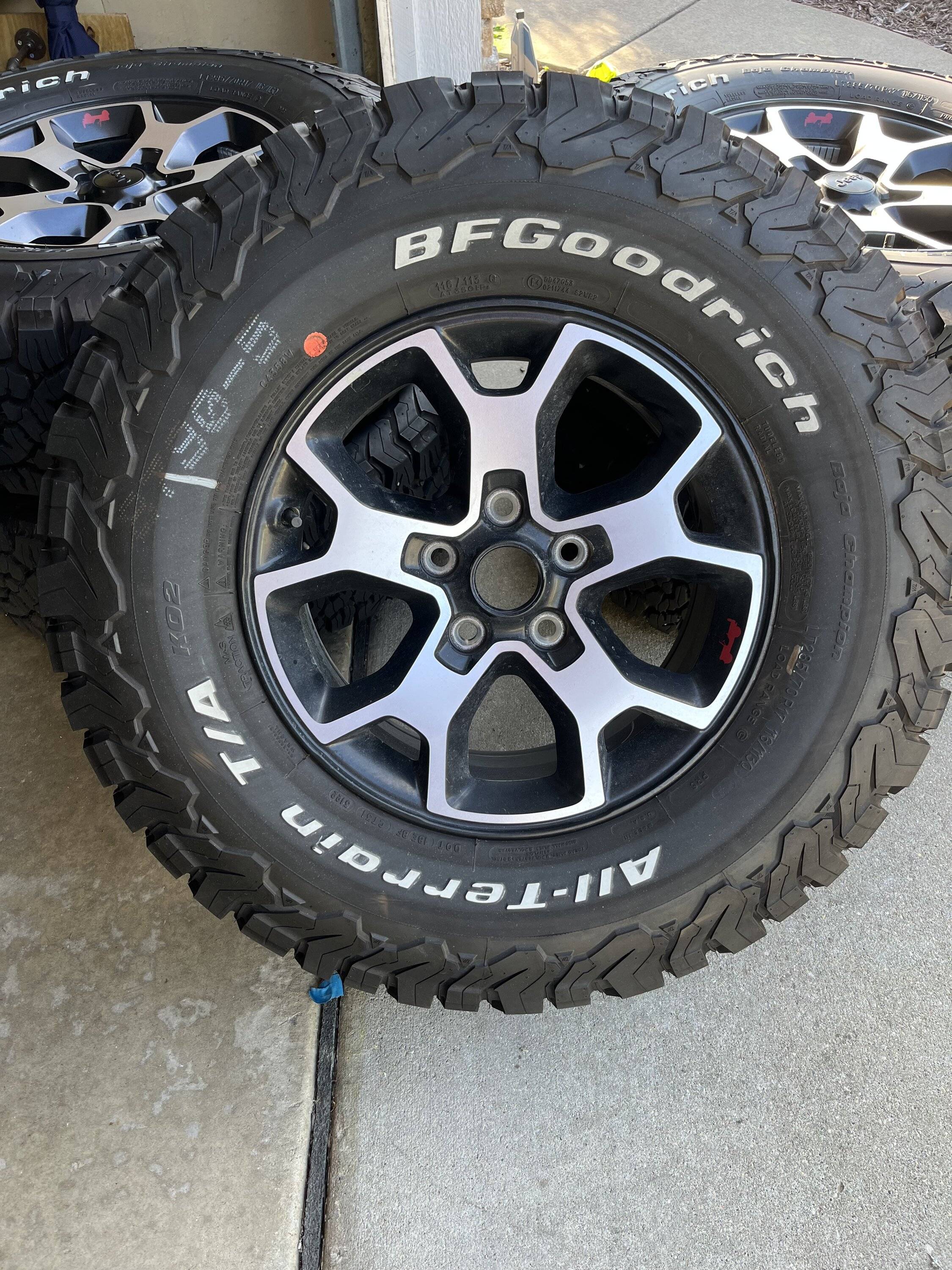 Jeep Gladiator (5)2023 Rubicon BFGoodrich KO2 wheels and tires with TPMS IMG_6934
