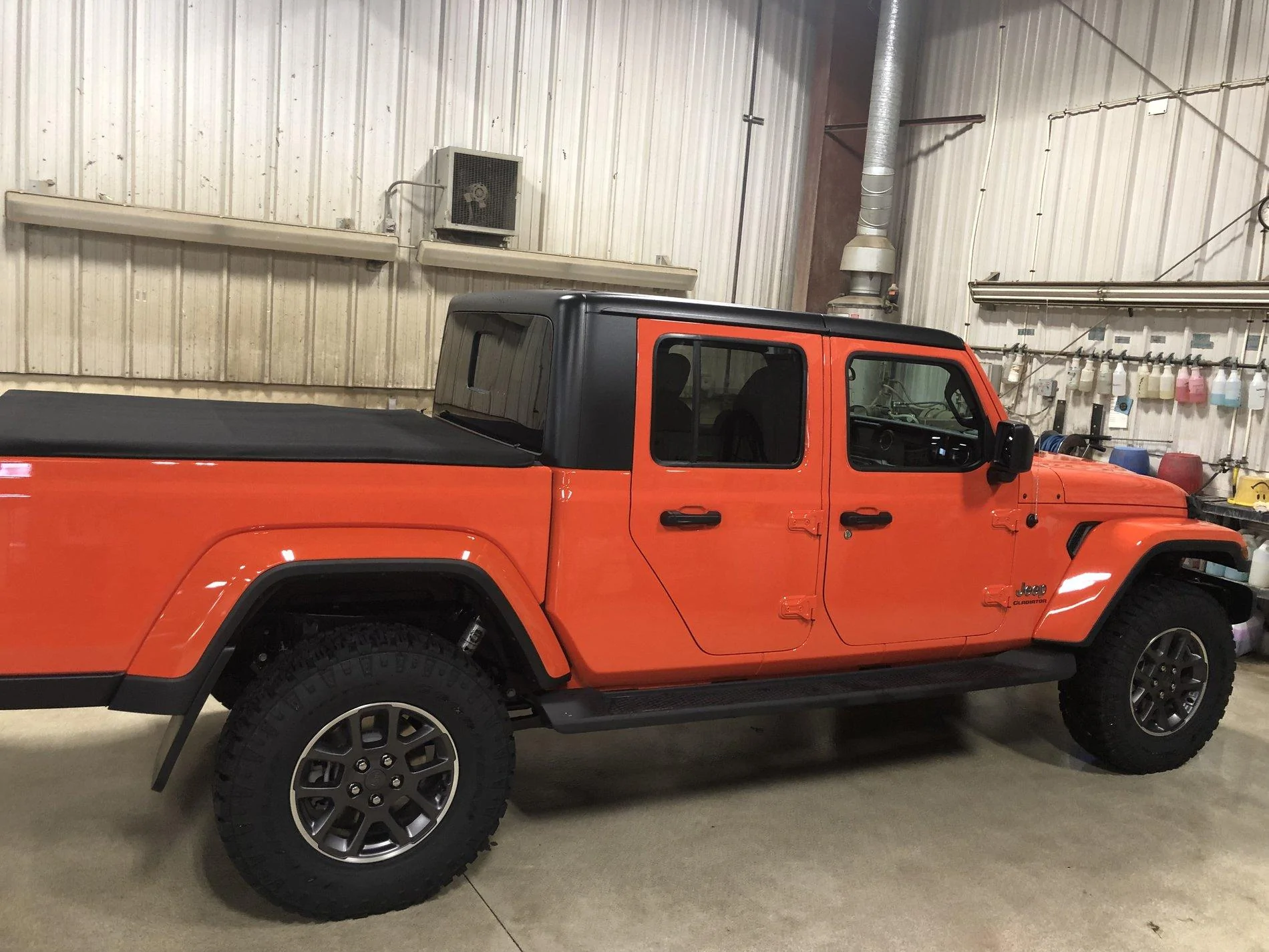 Jeep Gladiator Dark saddle interior in an overland 1E262DE5-7DB5-49B4-8544-BA225634BD04