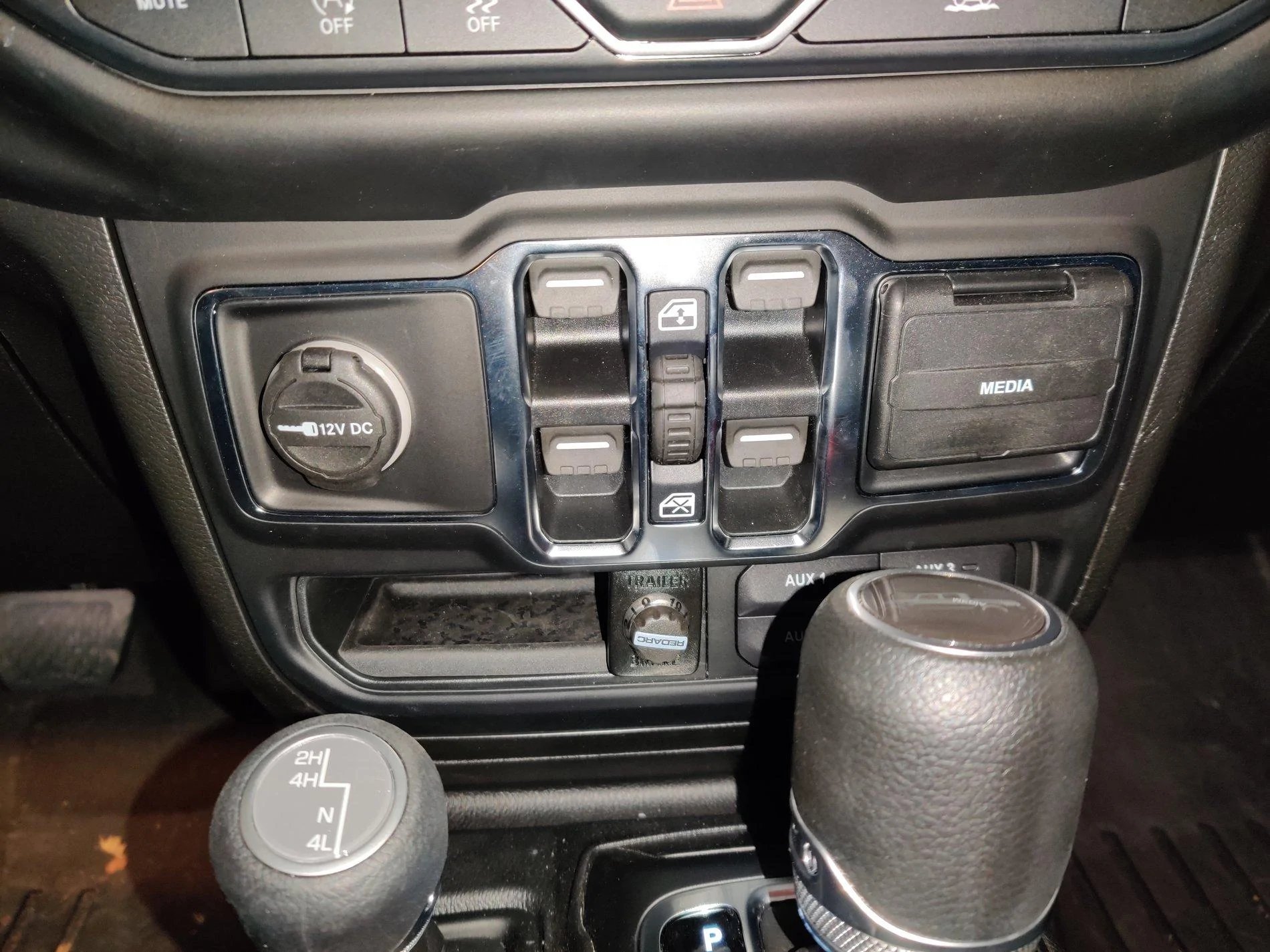 Jeep Gladiator Redarc Installed with Curt Harness 2019-09-18