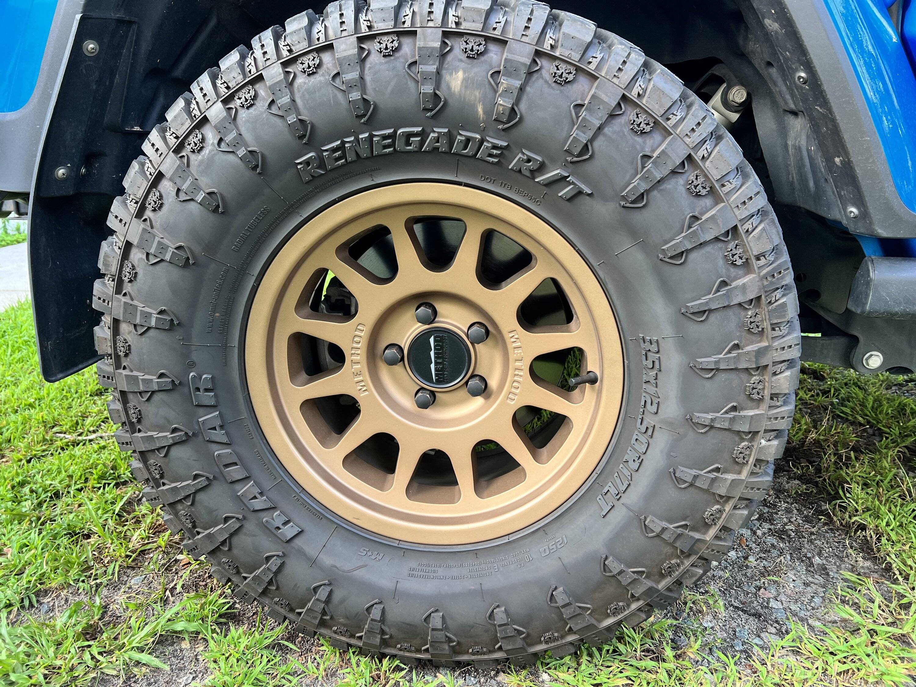 Jeep Gladiator Method wheels and 35x12.5 tires IMG_8853