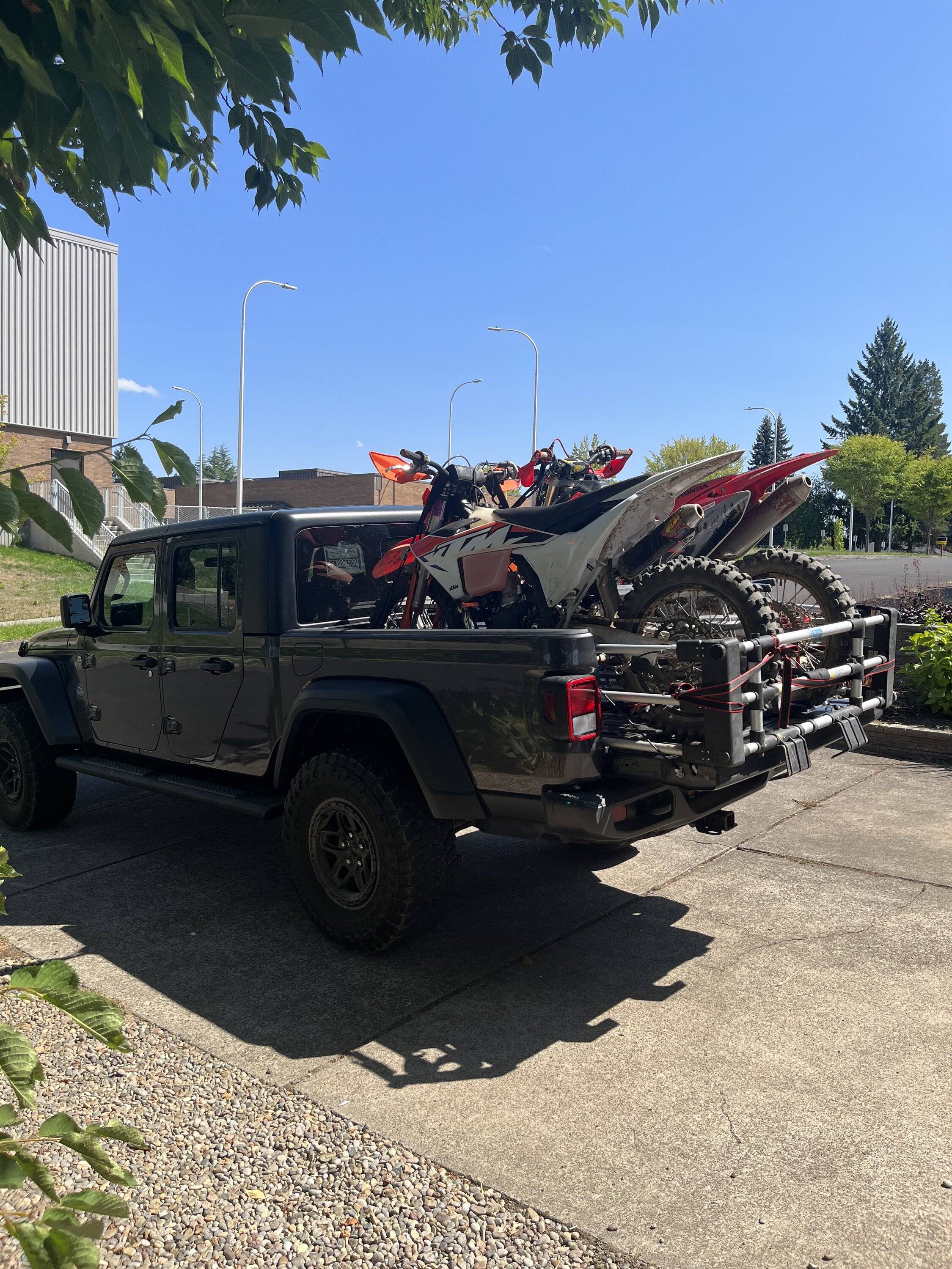 Jeep Gladiator Bikes in the Bed IMG_4890