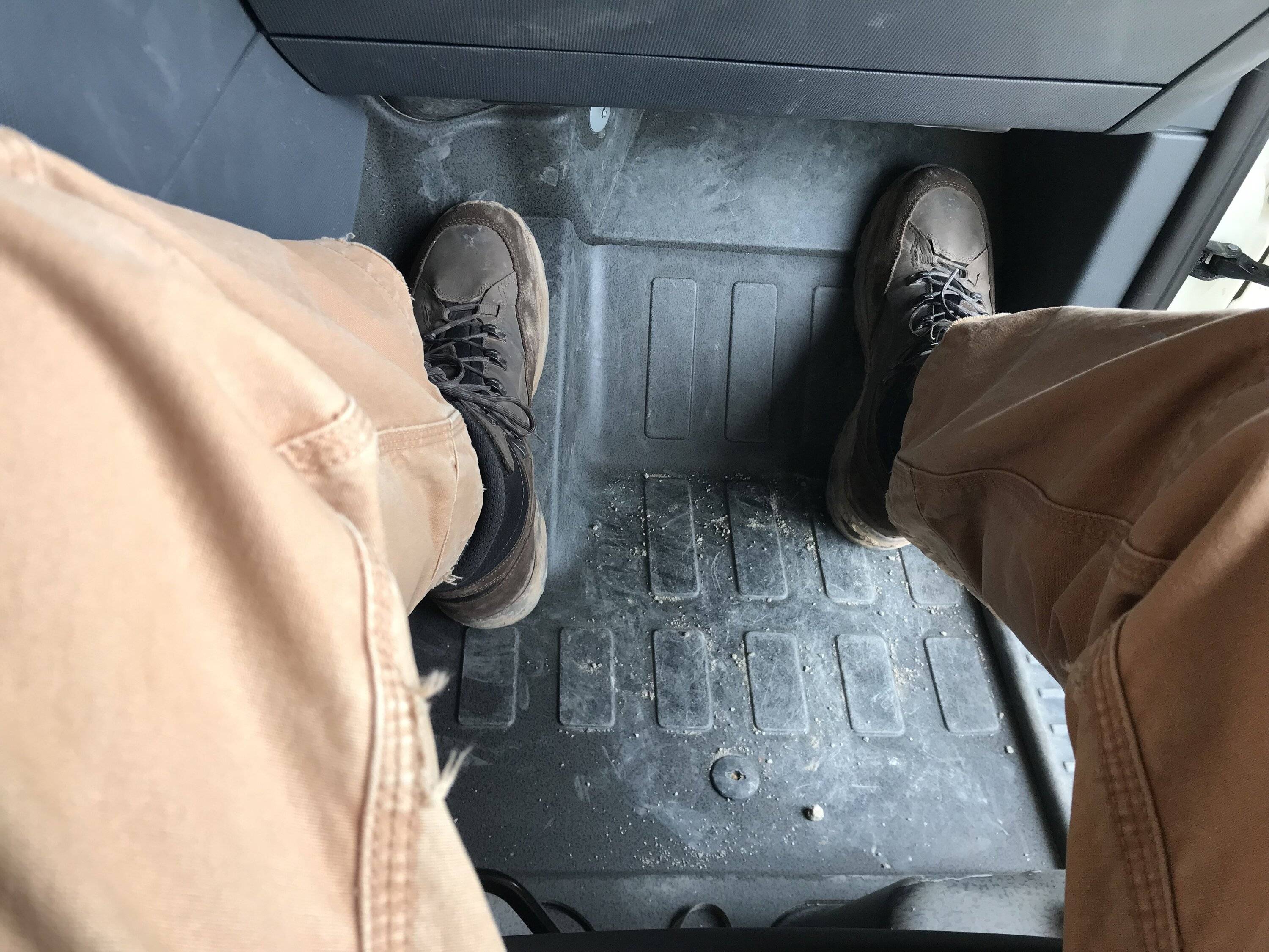 Jeep Gladiator Jeep v. Ineos Grenadier Pass_footwell_1