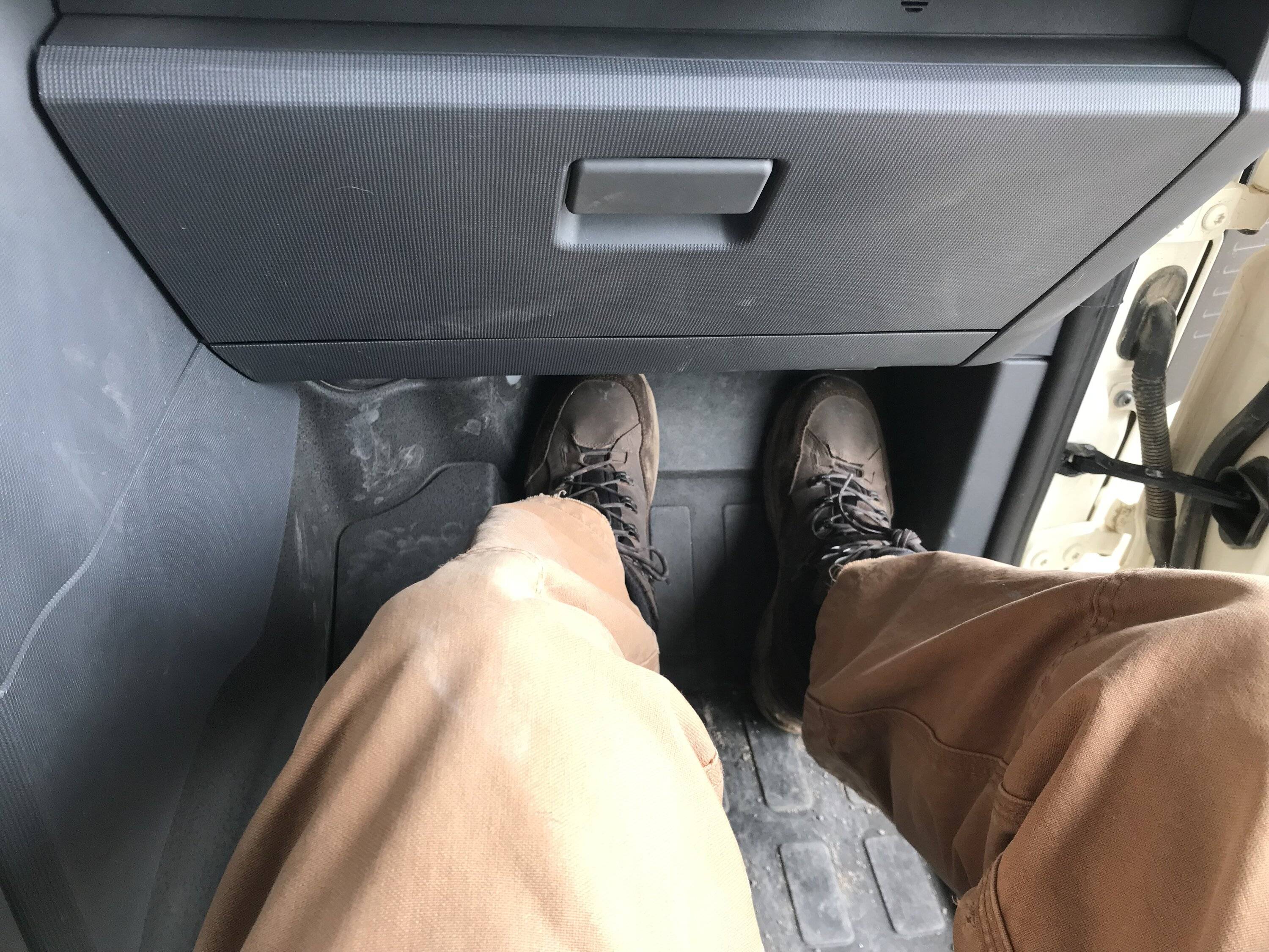 Jeep Gladiator Jeep v. Ineos Grenadier Pass_footwell_2