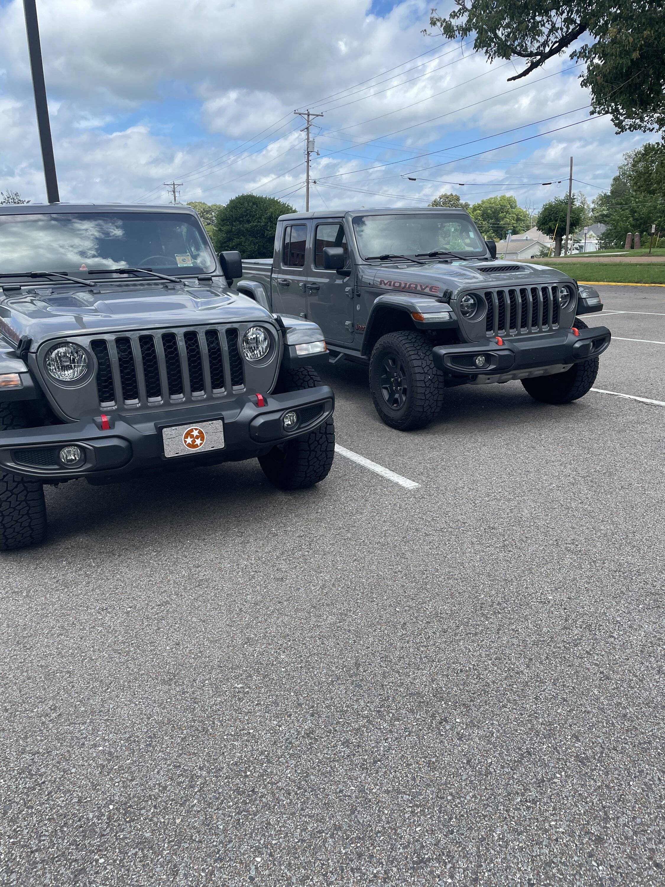 Jeep Gladiator Jeeps Parking Next To Jeeps 4F465884-C670-407D-9681-DE843061EF43