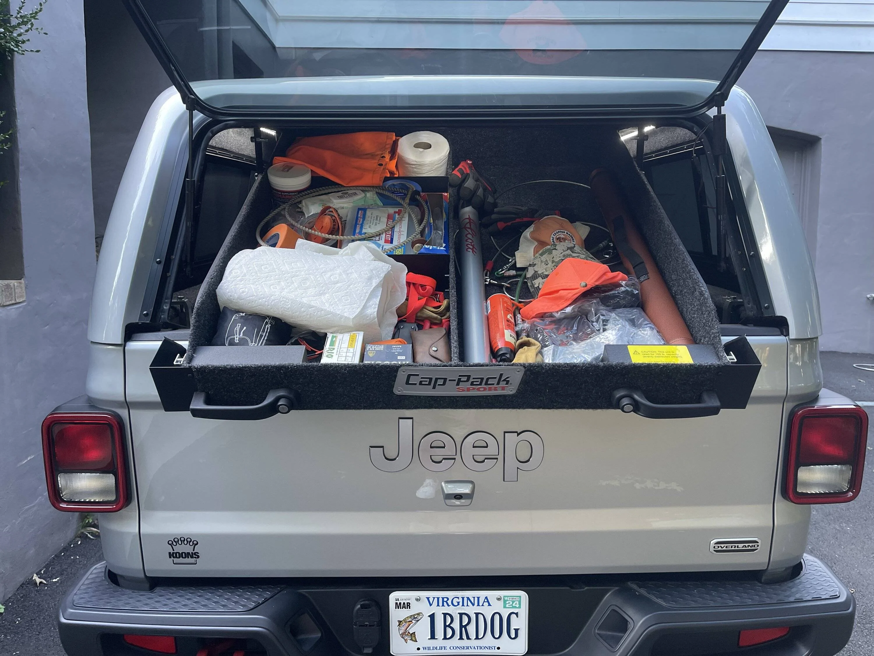 Jeep Gladiator Truck cap and getting air back there for dogs? IMG_7572