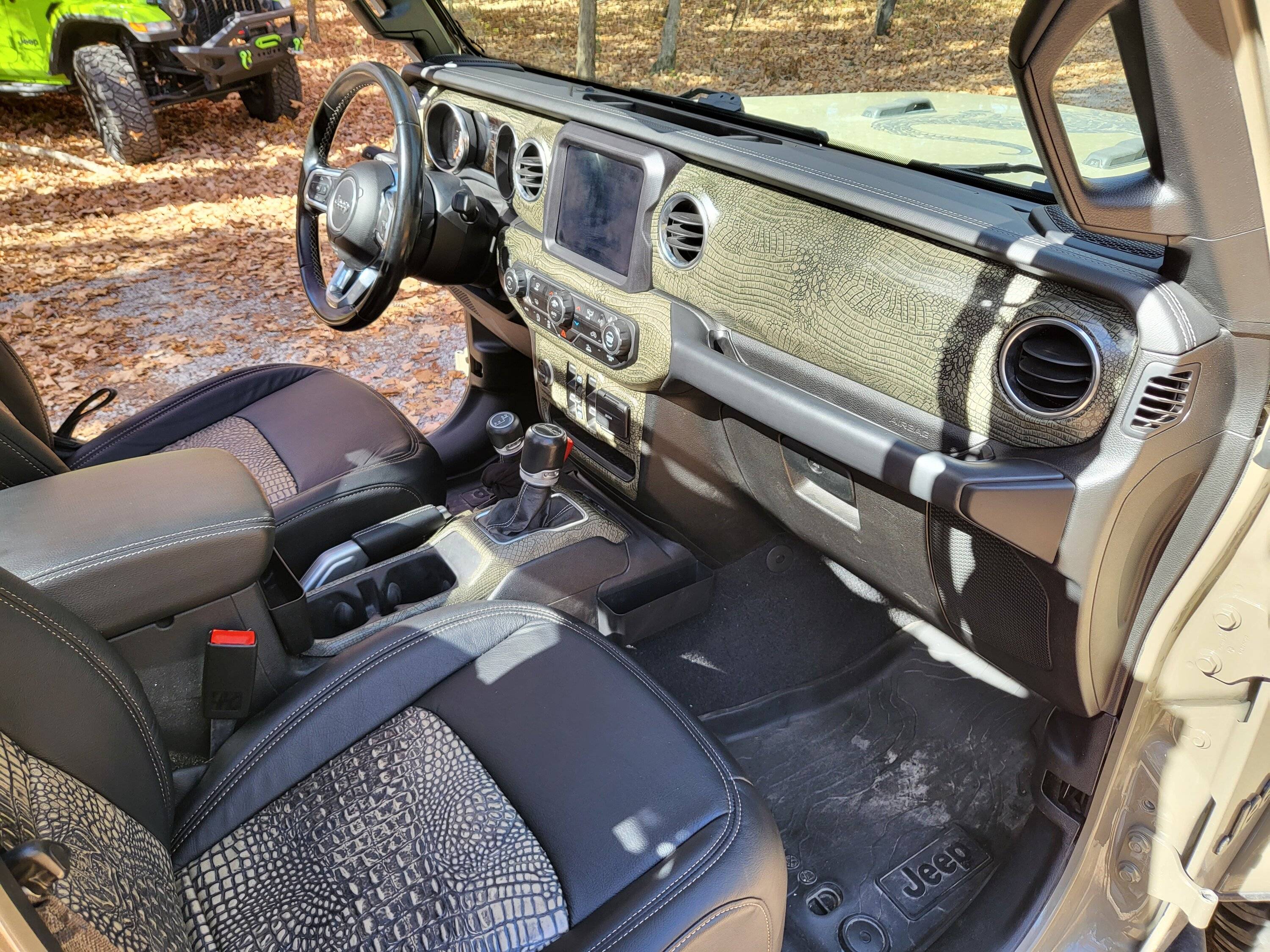 Jeep Gladiator Body color match dash inserts. 20221029_121418