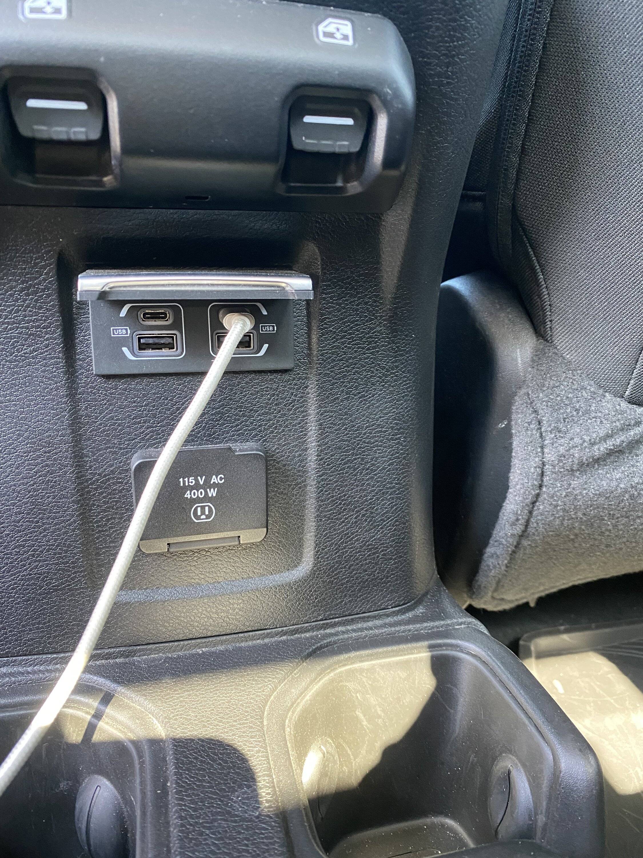 Jeep Gladiator Factory rear seat power point? IMG_3085