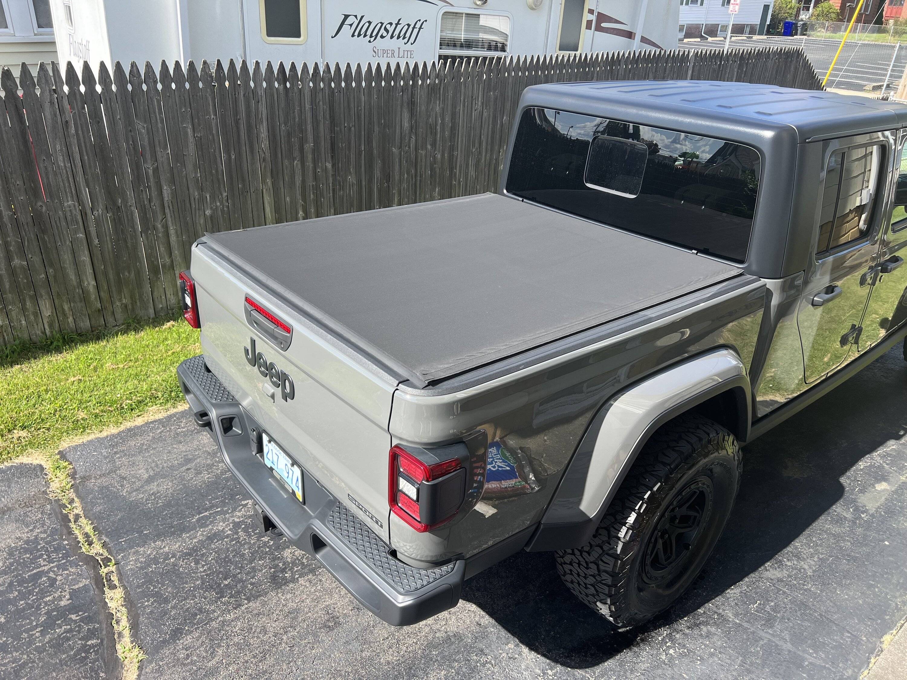 Jeep Gladiator Rugged ridge hard rolling tonneau cover. IMG_3267